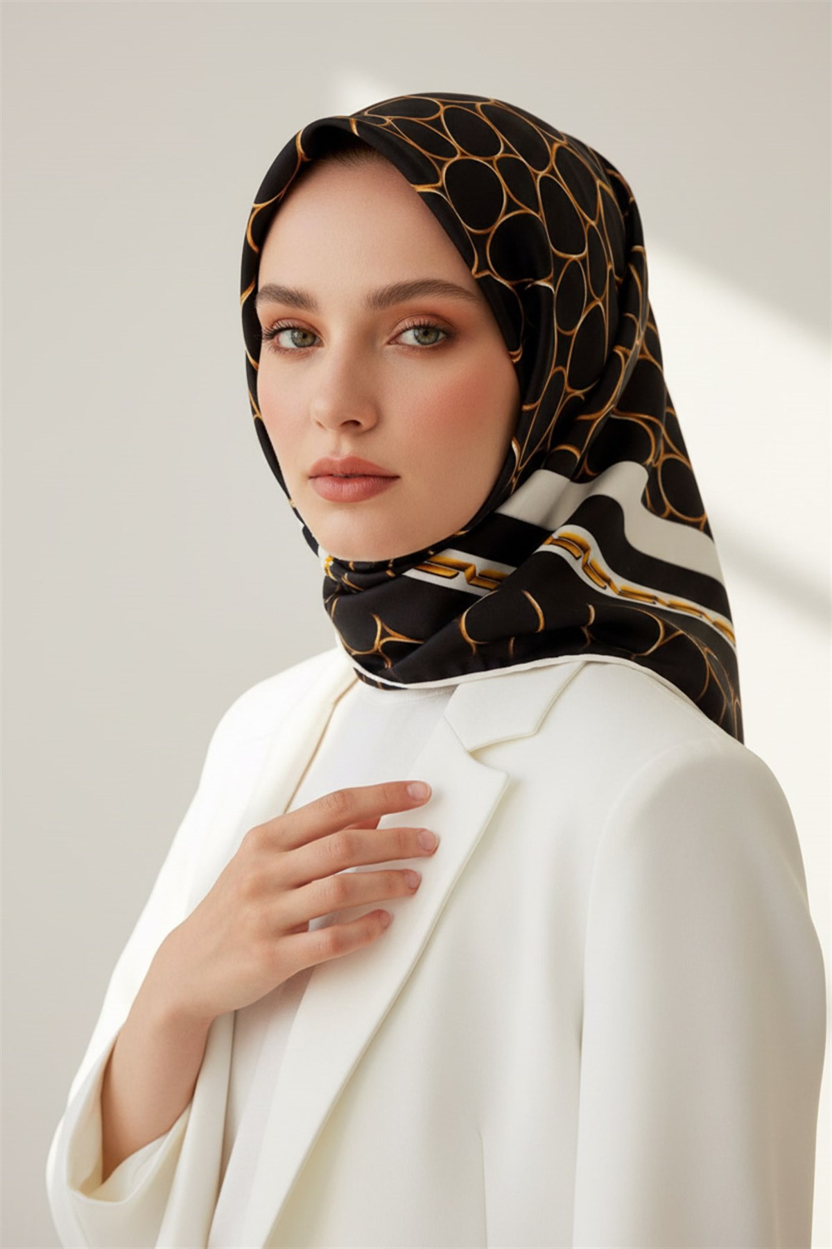 %100 Twill İpek Zincir Desenli Siyah - Krem Renkli 90x90 Eşarp Kenar Dikiş Şekli El Dikişli