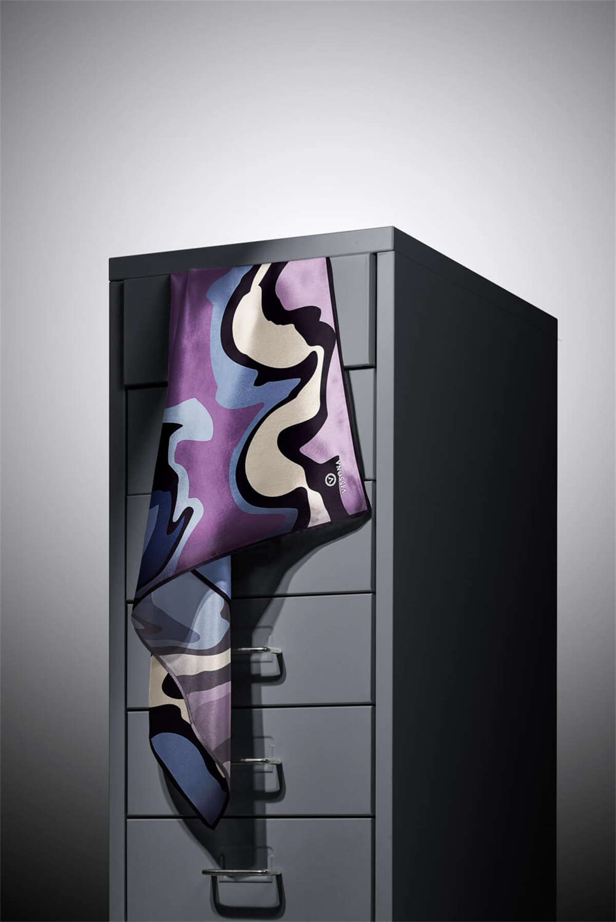 % 57 İPEK % 43 VİSKON Twill İpek Dalga Desenli İndigo - Lila Renkli 90x90 Dikim Şekli : El Dikişi Eşarp