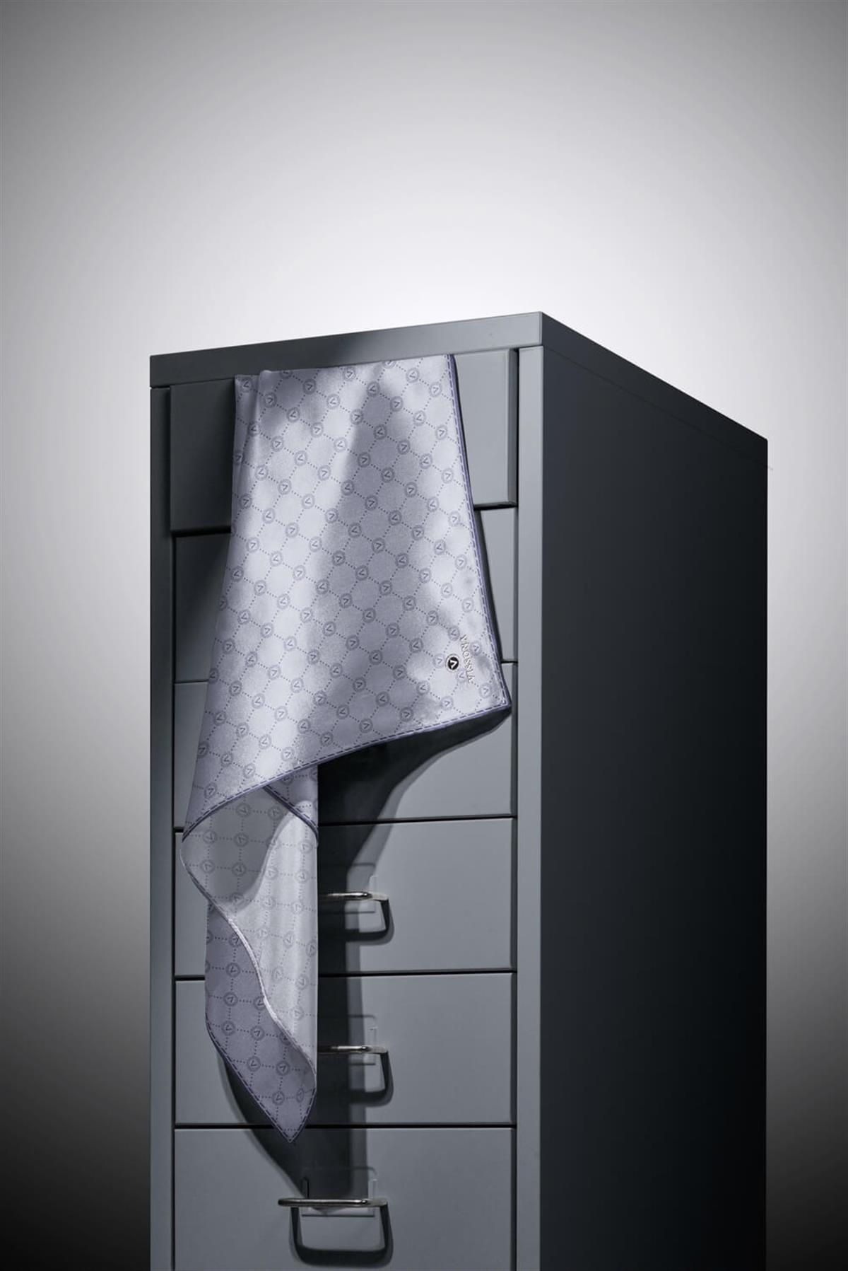 %100 Twill İpek Monogram Desenli Gri Renkli 90x90 Eşarp Dikim Şekli : El Dikişi