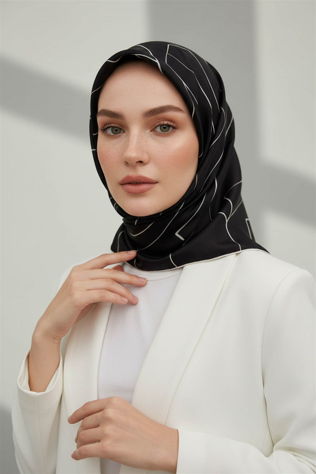 %100 Twill İpek Çizgi Desenli Siyah Krem Renkli 90x90 Eşarp Dikim Şekli : El Dikişi