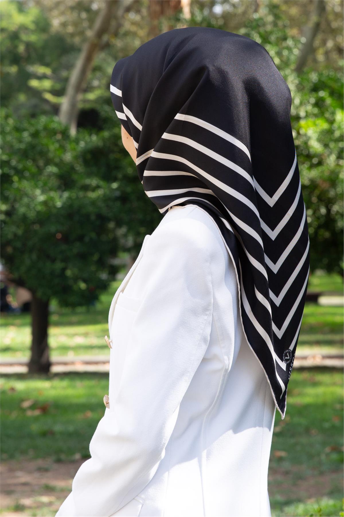 %100 Twill İpek Çizgili Desenli Siyah - Krem Renkli 90x90 Eşarp Dikim Şekli : El Dikişi