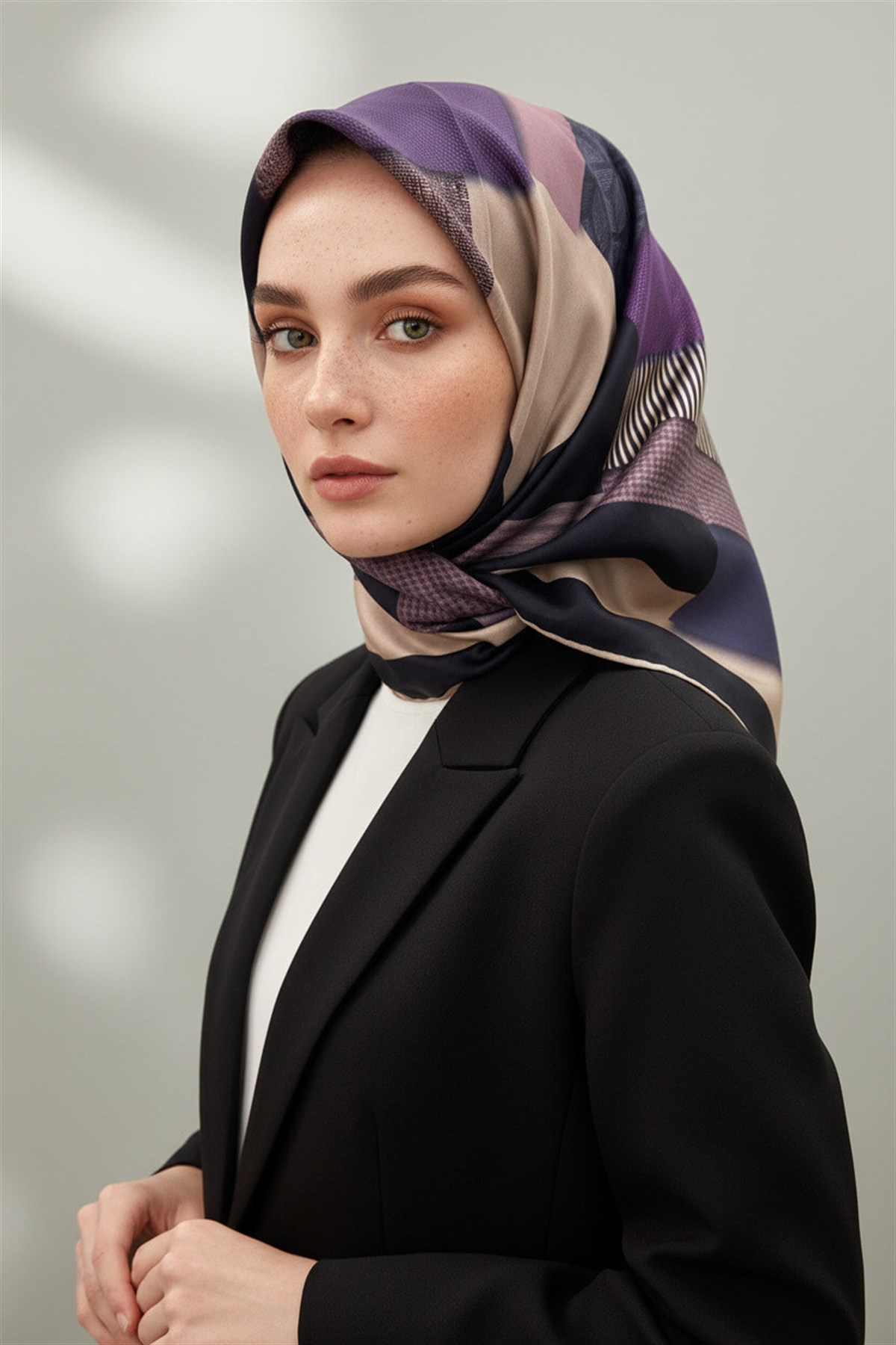 %100 Twill İpek Geometrik Desenli Mürdüm - Siyah Renkli 90x90 Eşarp Dikim Şekli : El Dikişi