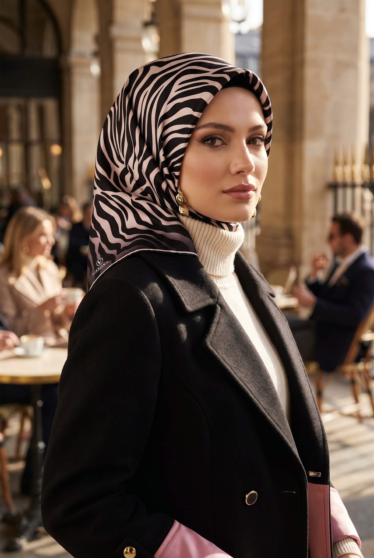 %100 Twill İpek Zebra Desenli Krem - Siyah Renkli 90x90 Eşarp Dikim Şekli : El Dikişi