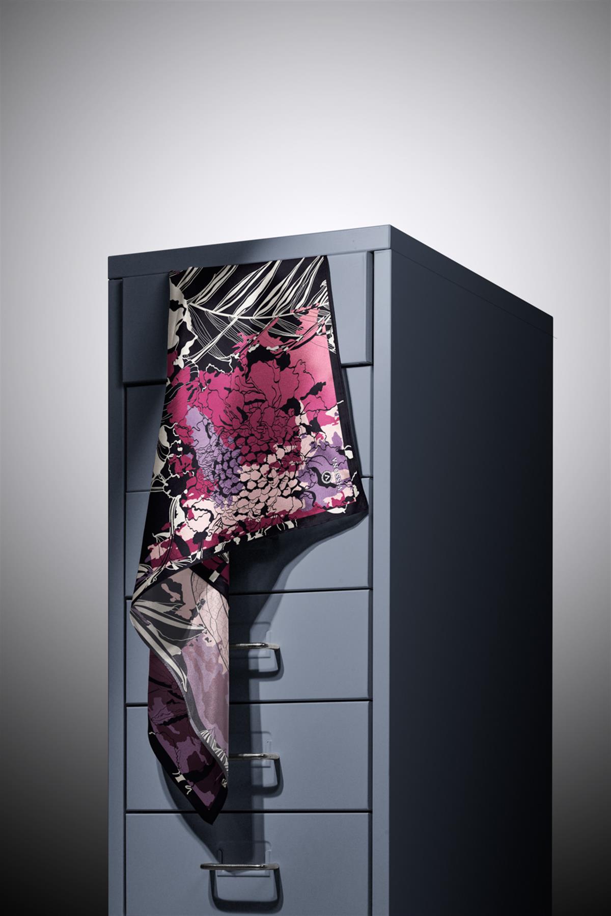 %100 Twill İpek Yaprak Desenli Mor - Mürdüm Renkli 90x90 Eşarp Dikim Şekli : El Dikişi