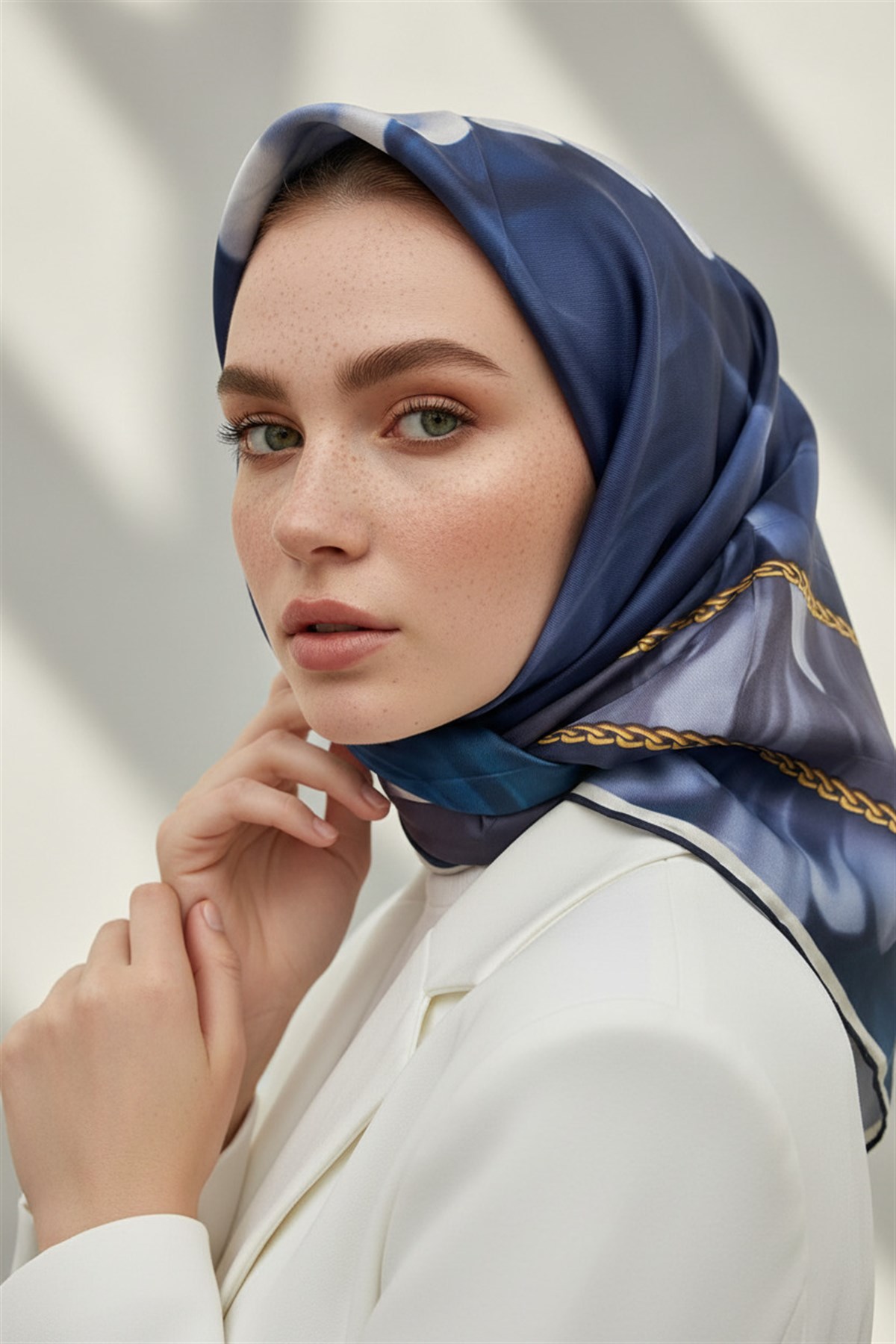 % 57 İPEK % 43 VİSKON Twill İpek Çiçek Geometrik Desenli lacivert  Renkli 90x90 Eşarp Dikim Şekli : El Dikişi
