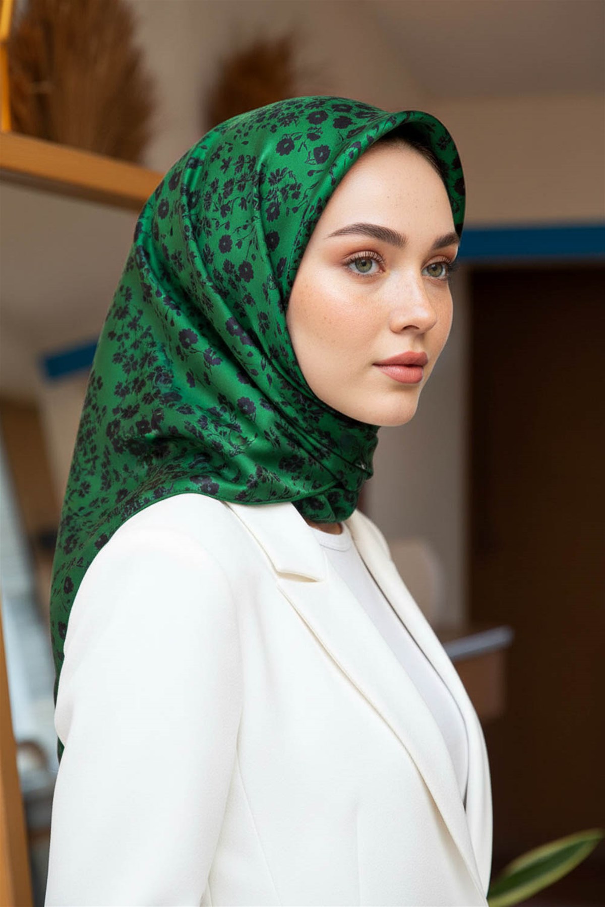 %100 Twill İpek Çıtır Çiçek Desenli Zümrüt Yeşili - Siyah Renkli 90x90 Eşarp Dikim Şekli : El Dikişi