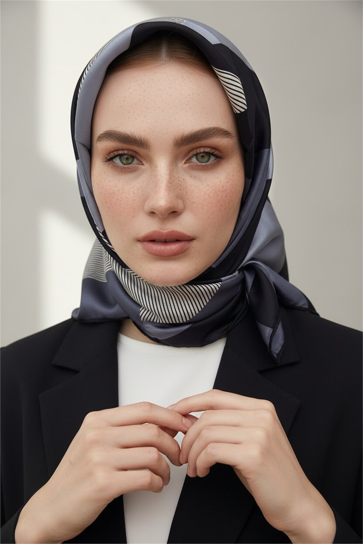 %100 Twill İpek Eşarp 90x90 Siyah Gri Geometrik Çizgi Desenli El Dikişli Kadın Eşarp