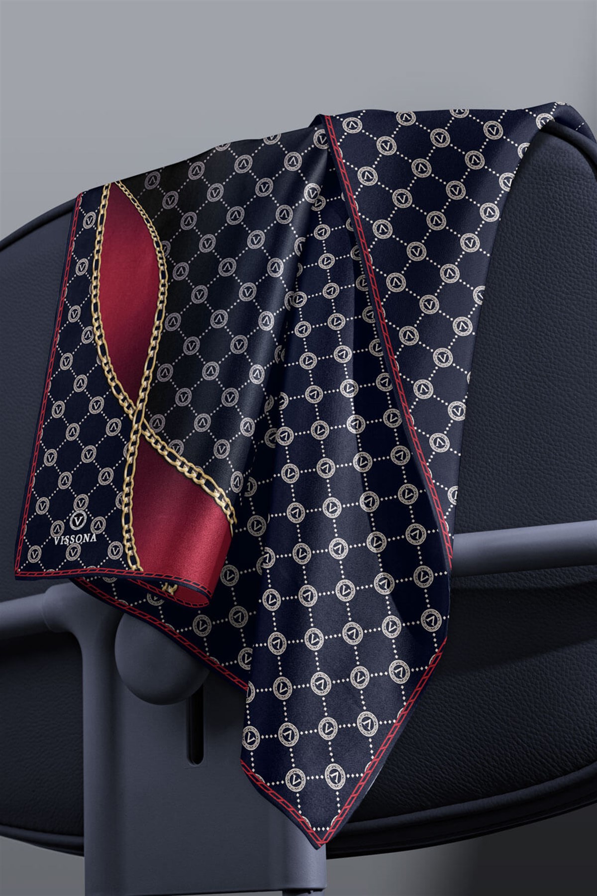%100 Twill İpek Zincirli Ve Monogram Desenli Lacivert - Bordo Renkli 90x90 Eşarp Dikim Şekli : El Dikişi