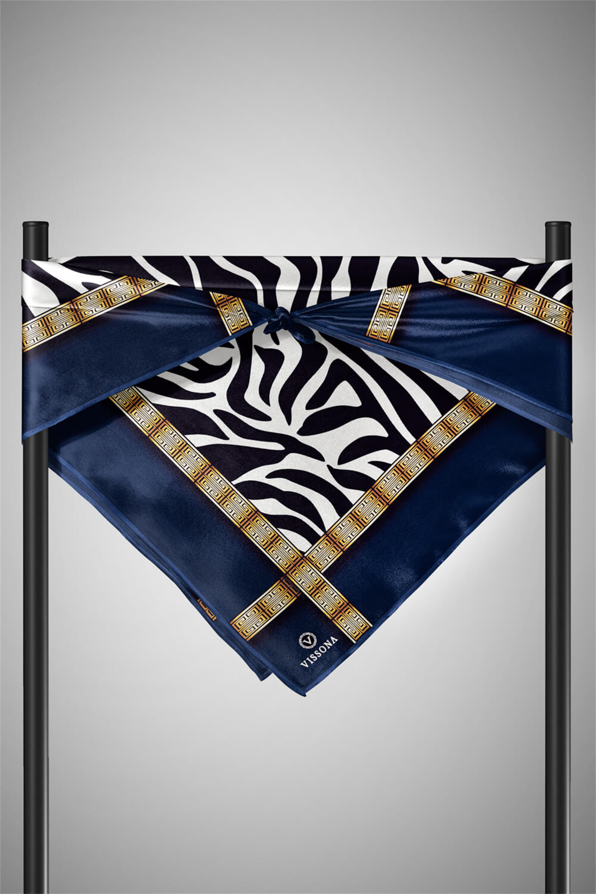 % 57 İPEK % 43 VİSKON Twill İpek Zebra Desenli Lacivert - Gold Renkli 90x90 Eşarp Dikim Şekli : El Dikişi