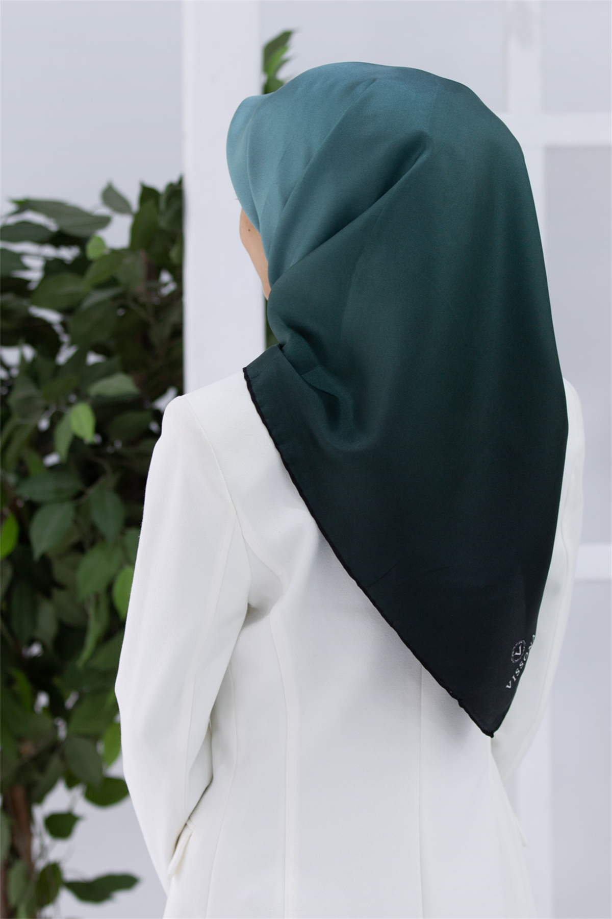 % 57 İPEK % 43 VİSKON Twill İpek Degrade Desenli Mint Yeşili Renkli 90x90 Eşarp Dikim Şekli : El Dikişi