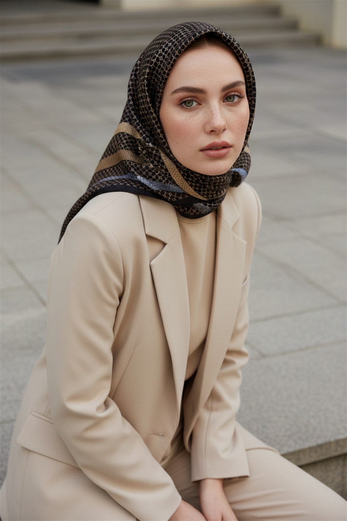 %100 Twill İpek Bantlı Monogram Desenli Siyah - Gold Renkli 90x90 Eşarp Dikim Şekli : El Dikişi