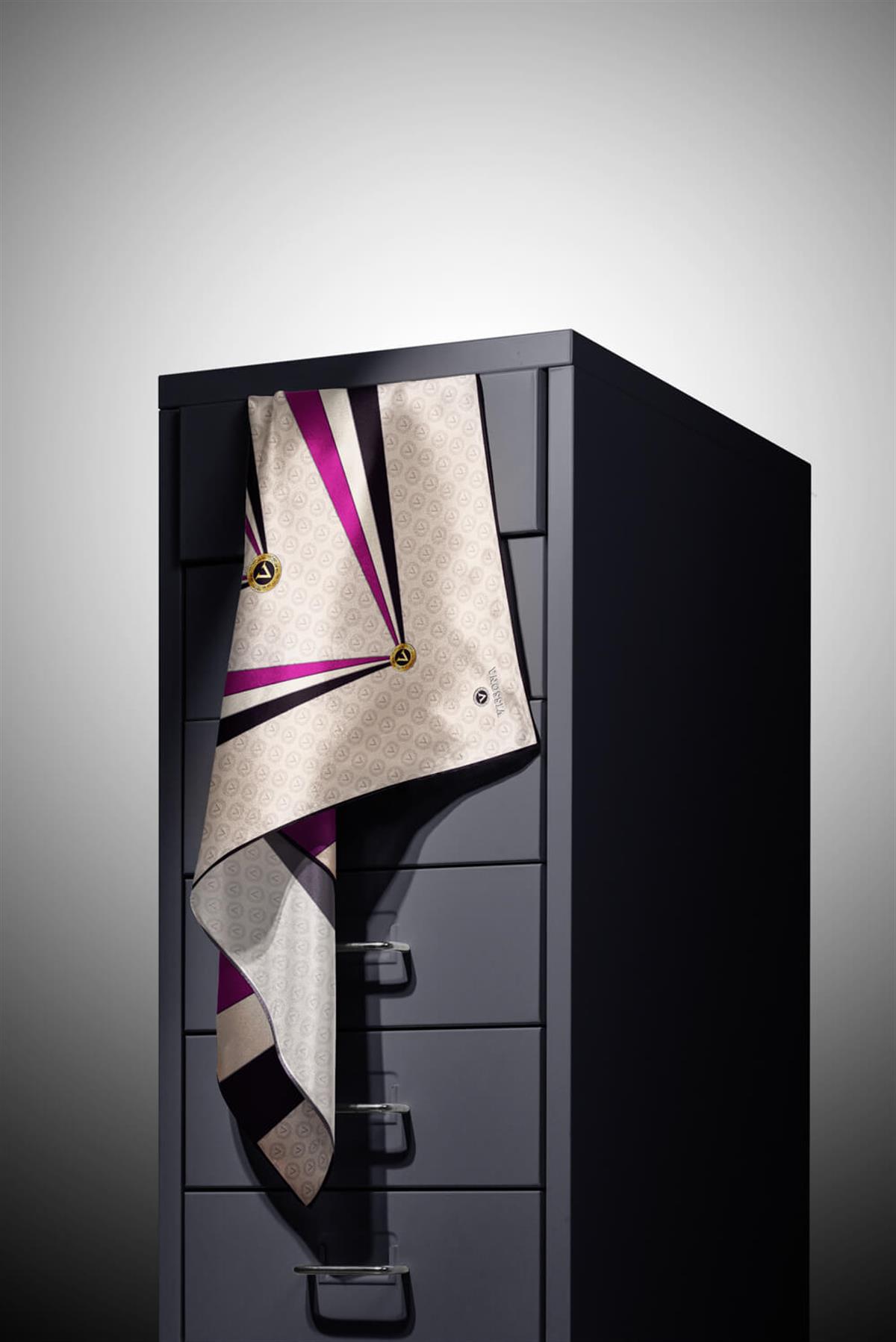 %100 Twill İpek Monogram Ve Geometrik Desenli Krem - Mürdüm Renkli 90x90 Eşarp Dikim Şekli : El Dikişi