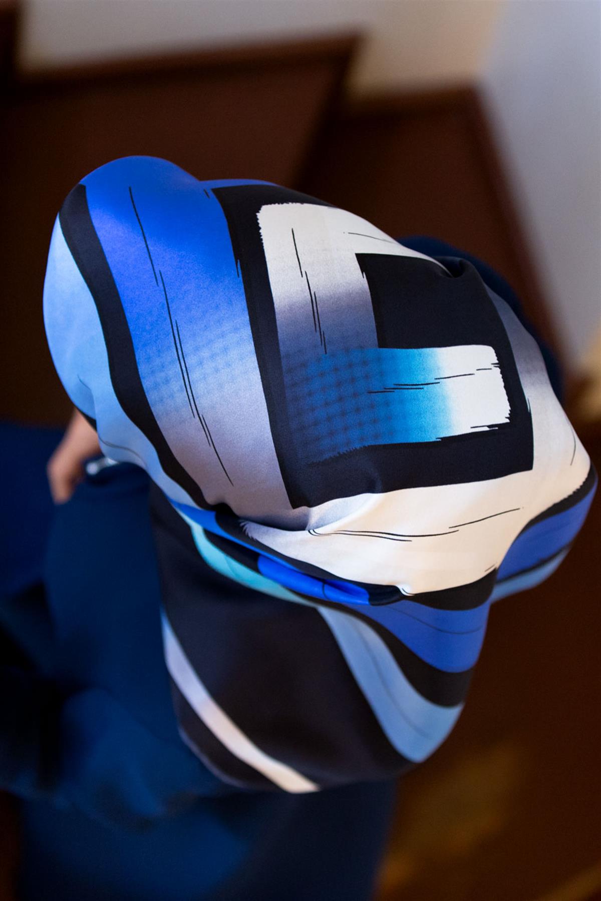 %100 Twill İpek Geometrik Fırça İzi Desenli Lacivert - Saks Renkli 90x90 Eşarp Dikim Şekli : El Dikişi