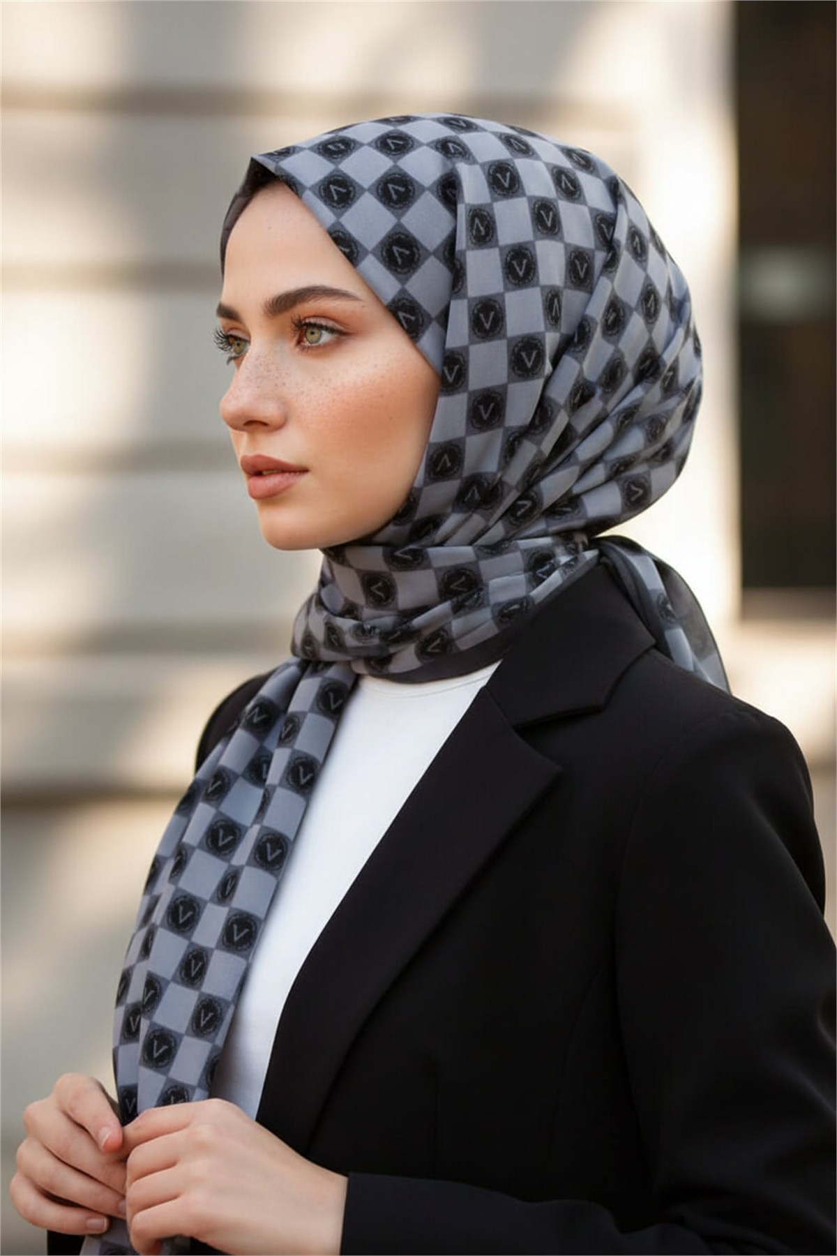 KREP MONOGRAM DESENLİ GRİ RENKLİ 75X195 KIRIŞMAZ ŞAL