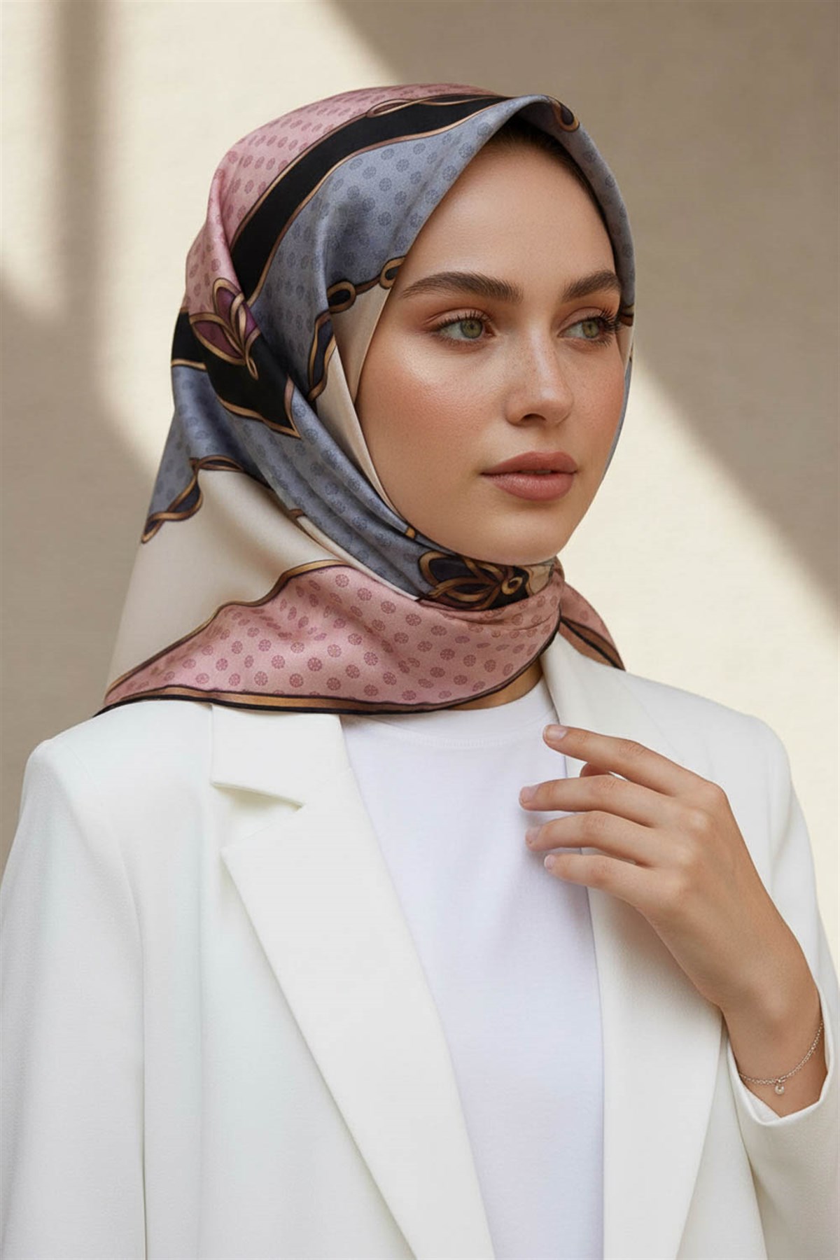 %100 Twill İpek Puantiyeli ve Geometrik Desenli Pudra - Gri Renkli 90x90 Eşarp Dikim Şekli : El Dikişi