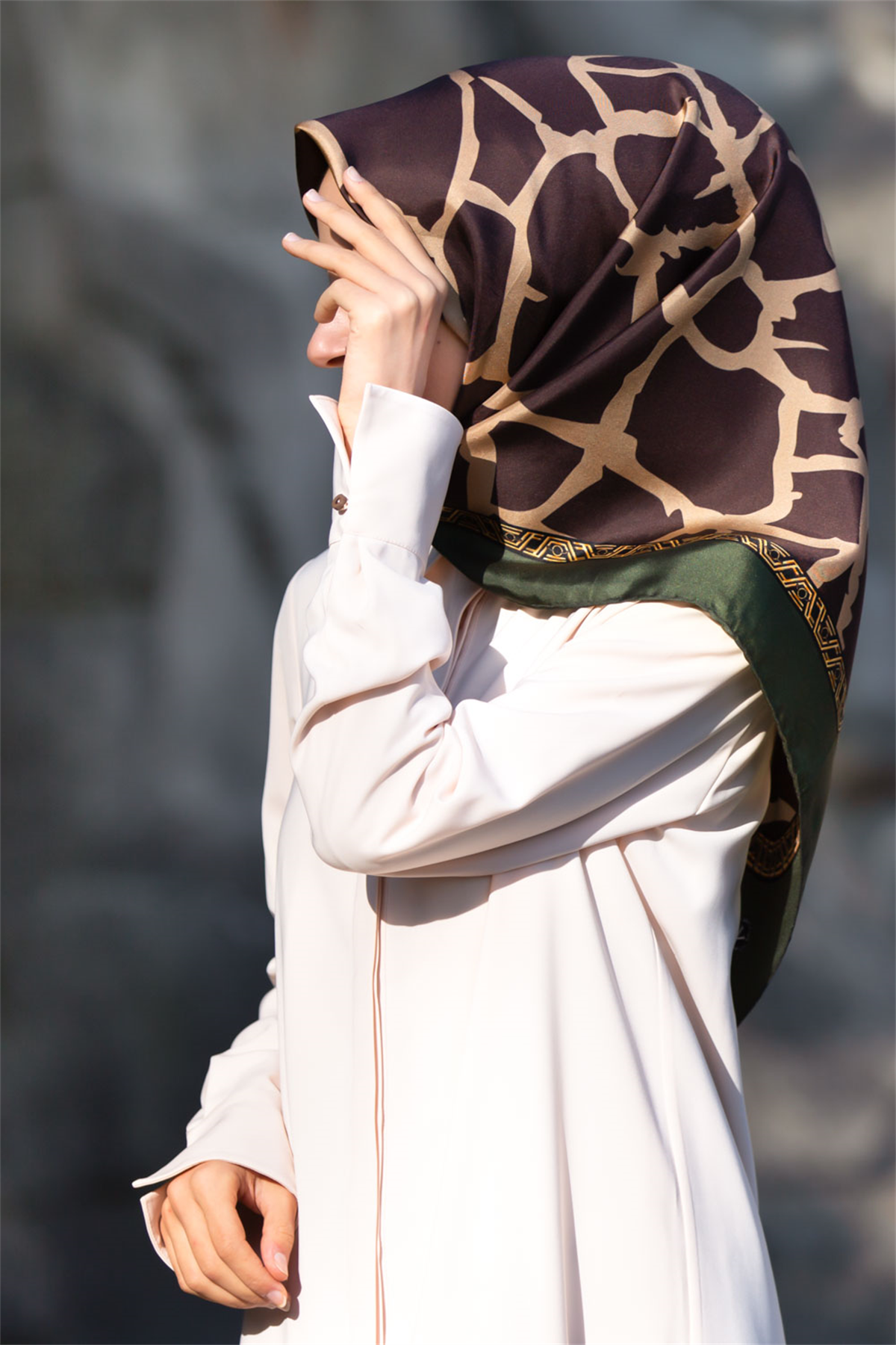 %100 Twill Taş Desenli Bej - Haki Renkli 90x90 Eşarp Dikim Şekli: El Dikişi