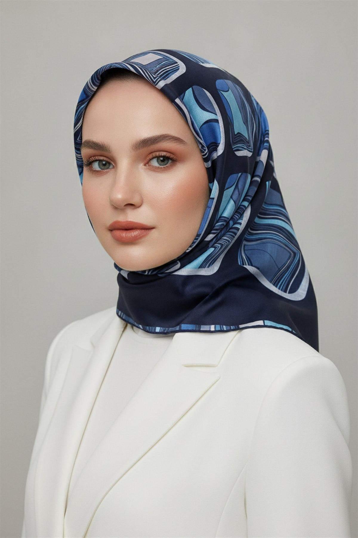 %100 Twill İpek Geometrik Kare Desenli İndigo - Lacivert Renkli 90x90 Eşarp Dikim Şekli : El Dikişi