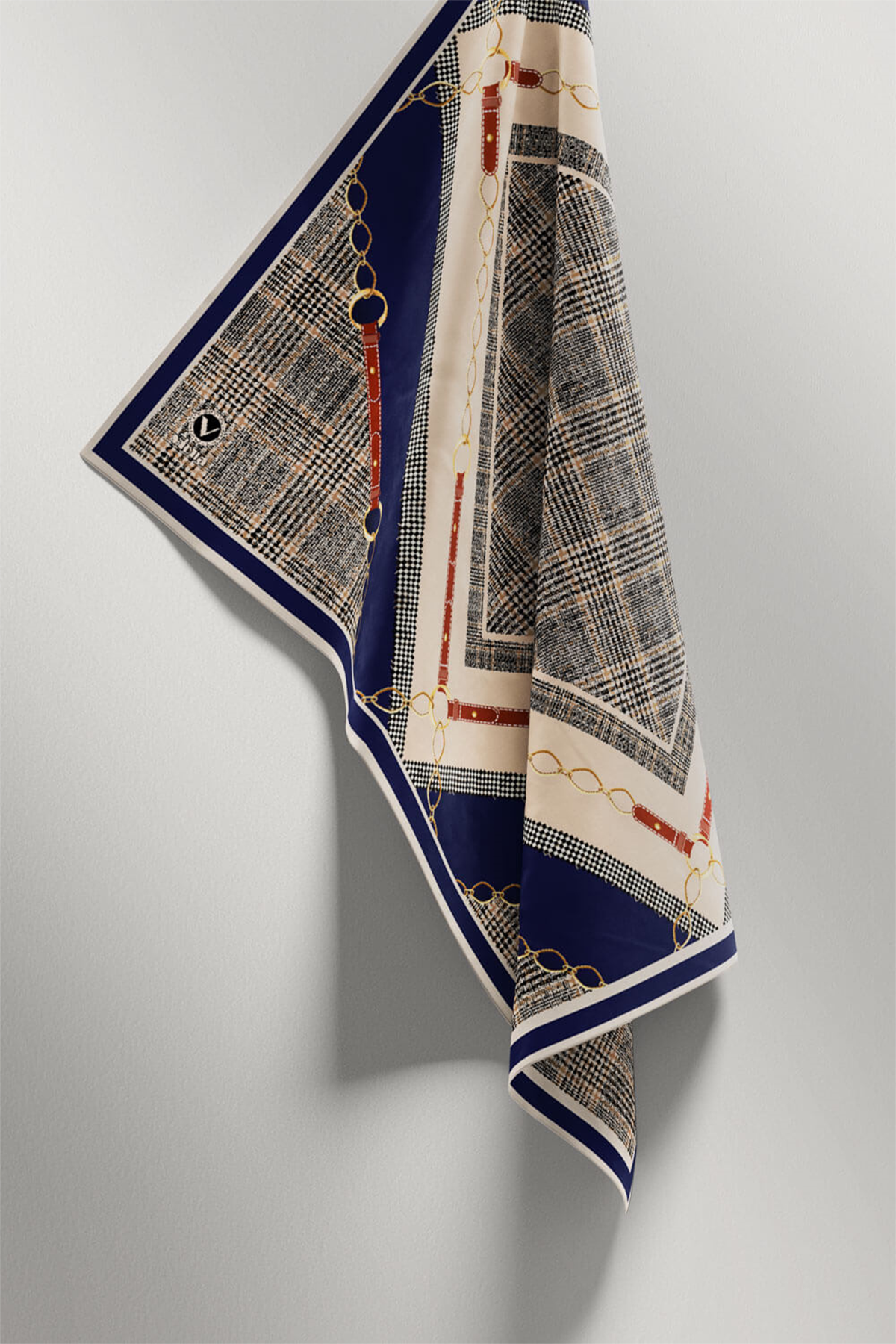 Twill Kemer ve Zincir Detaylı Ekose Desenli Lacivert Renkli 90x90 Eşarp (İpek İçermez) Kenar Dikiş Şekli El Dikişli