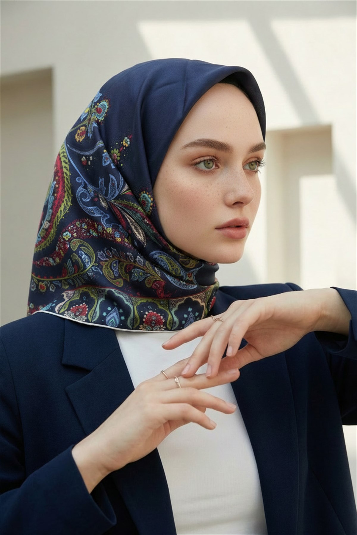 100% Twill İpek Etnik Desenli Lacivert - Bordo Renkli 90x90 Dikim Şekli : El Dikişi Eşarp