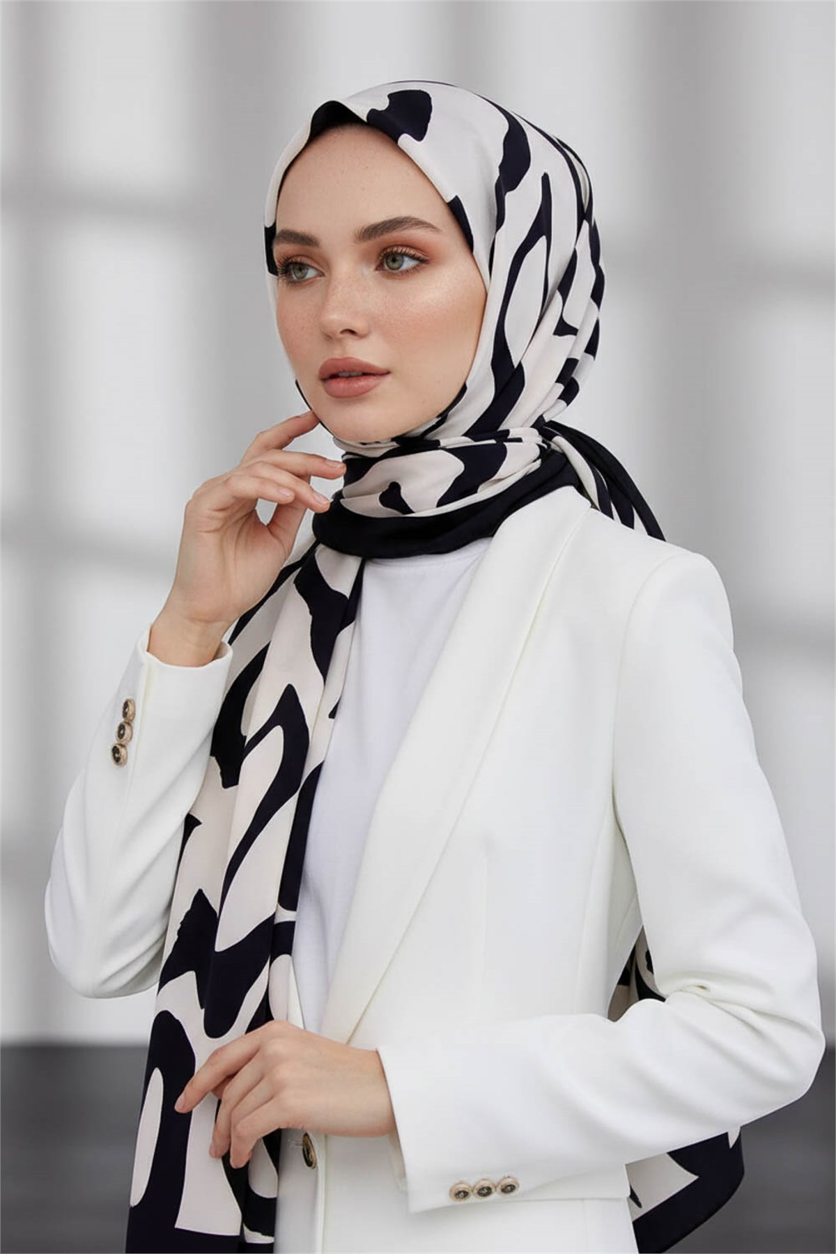 KREP FIRÇA DARBESİ DESENLİ KREM - SİYAH RENKLİ 75X195 KIRIŞMAZ ŞAL