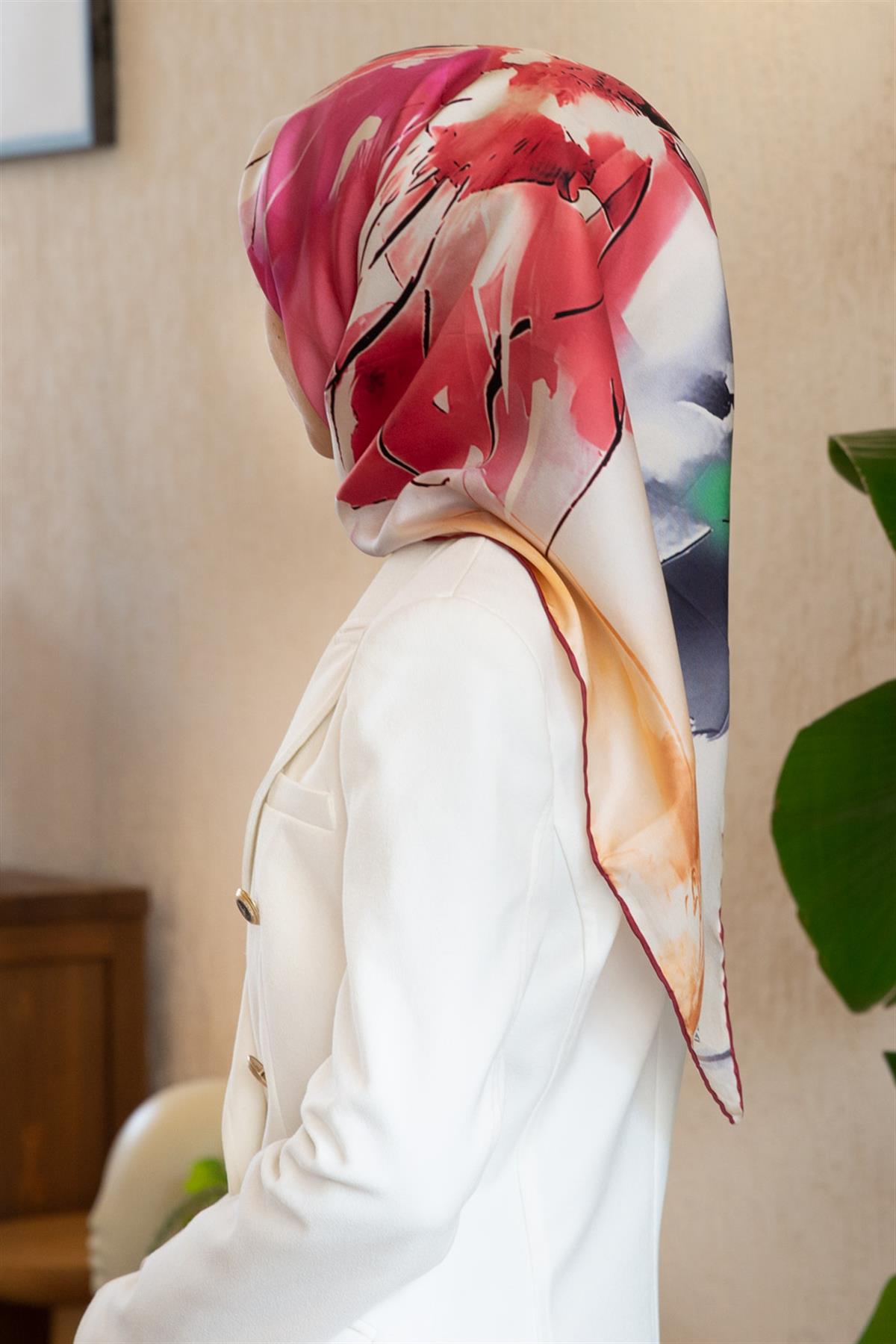 %100 Twill İpek Sulu Boya Çiçek Desenli Kırmızı - Fuşya Renkli 90x90 Eşarp Dikim Şekli : El Dikişi