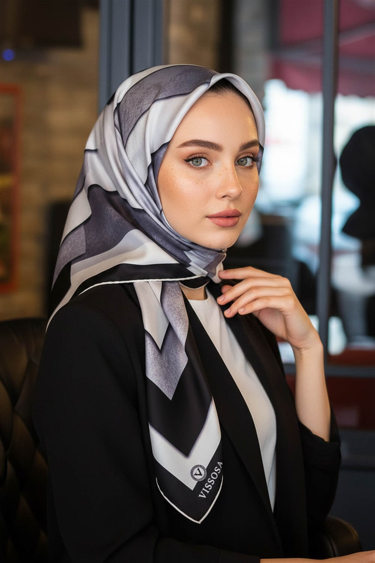 % 57 İPEK % 43 VİSKON Twill Geometrik Bulut  Desenli Siyahlı Grili  Renkli 90x90 Eşarp Dikim Şekli: El Dikişi