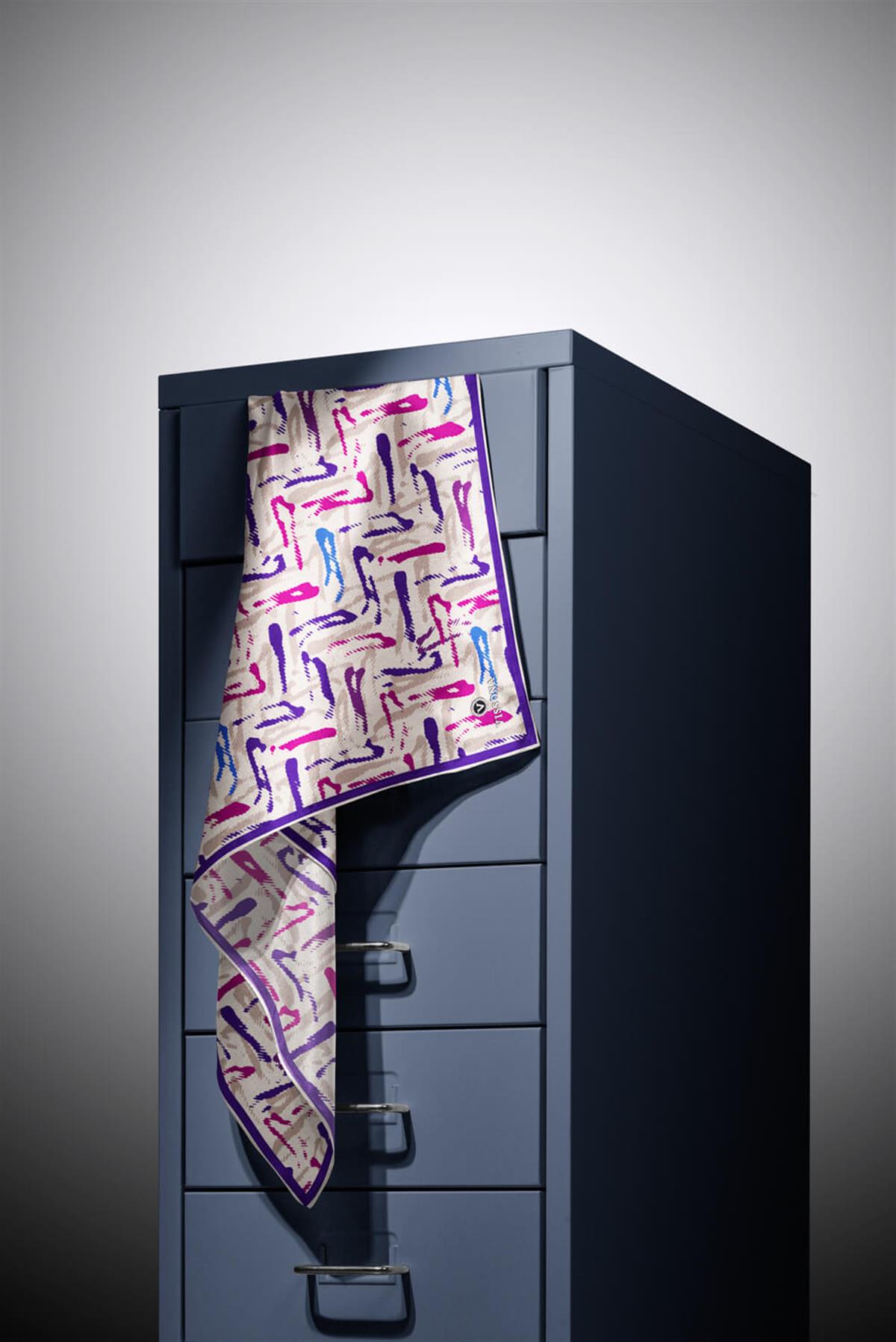 %100 Twill İpek Geometrik Desenli Mor - Fuşya Renkli 90x90 Eşarp Dikim Şekli : El Dikişi