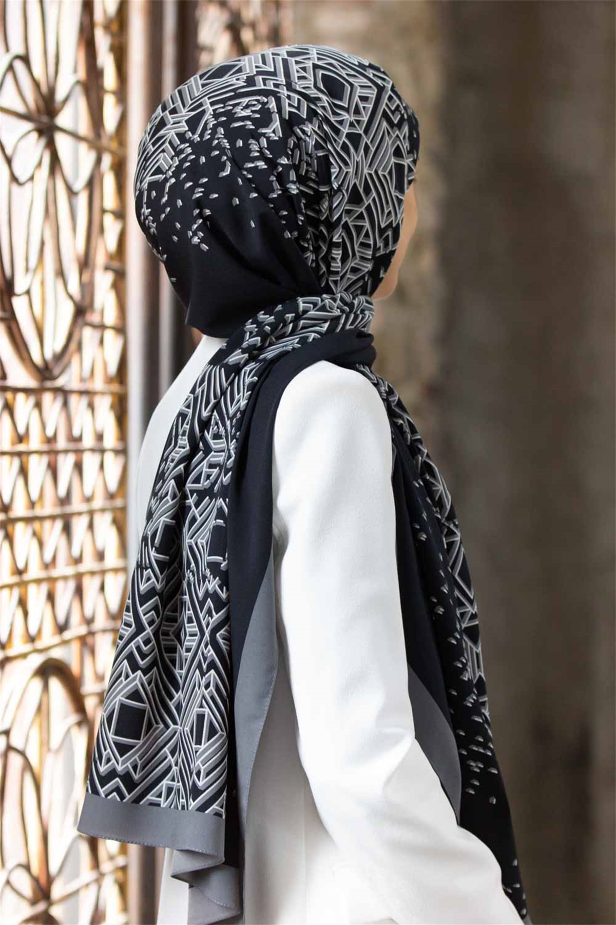 LÜKS MEDİNE İPEĞİ GEOMETRİK DESENLİ SİYAH - GRİ RENKLİ 75X195 KIRIŞMAZ ŞAL MOSS KREP DİKİŞ TİPİ İTALYAN DİKİŞLİ