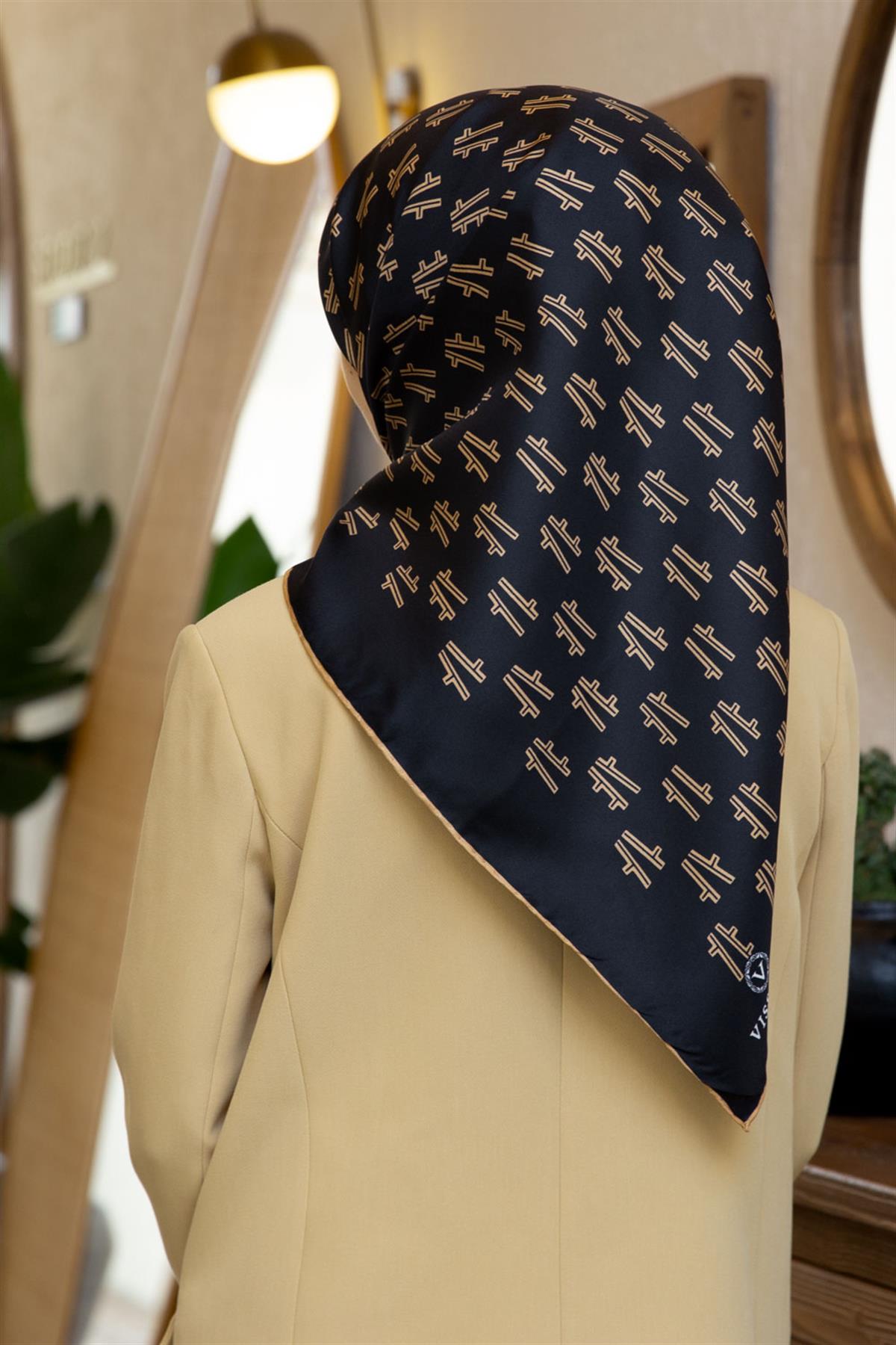 %100 Twill İpek Geometrik Desenli Siyah - Gold Renkli 90x90 Eşarp Dikim Şekli : El Dikişi