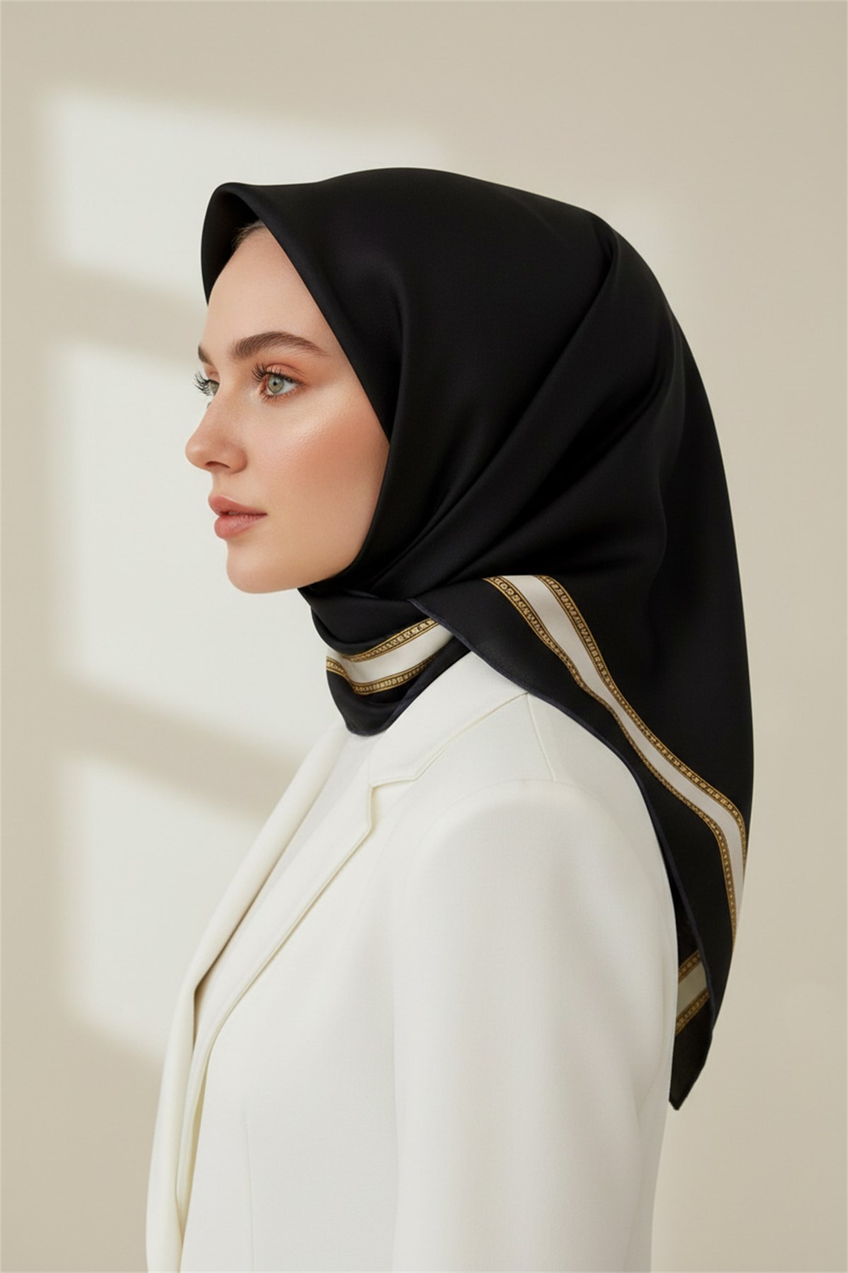 % 57 İPEK % 43 VİSKON Twill İpek Dokulu Şerit Desenli Siyah - Kremi Renkli 90x90 Eşarp Dikim Şekli : El Dikişi