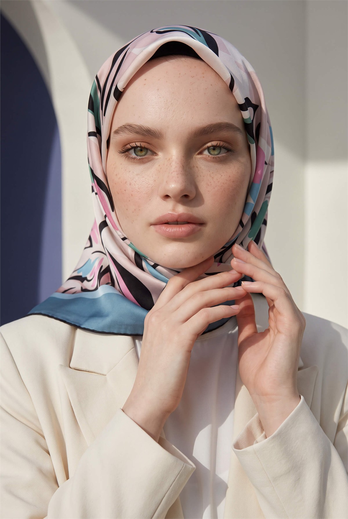 Rayon Bordürlü Çiçek Desenli Petrol Mavisi Renkli 90x90 Dikim Şekli : El Dikişi Eşarp (İpek İçermez)