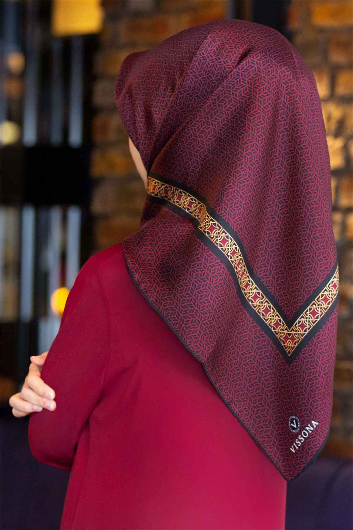 % 57 İPEK % 43 VİSKON Twill İpek Geometrik Desenli Bordo - Siyah Renkli 90x90 Eşarp Dikim Şekli : El Dikişi