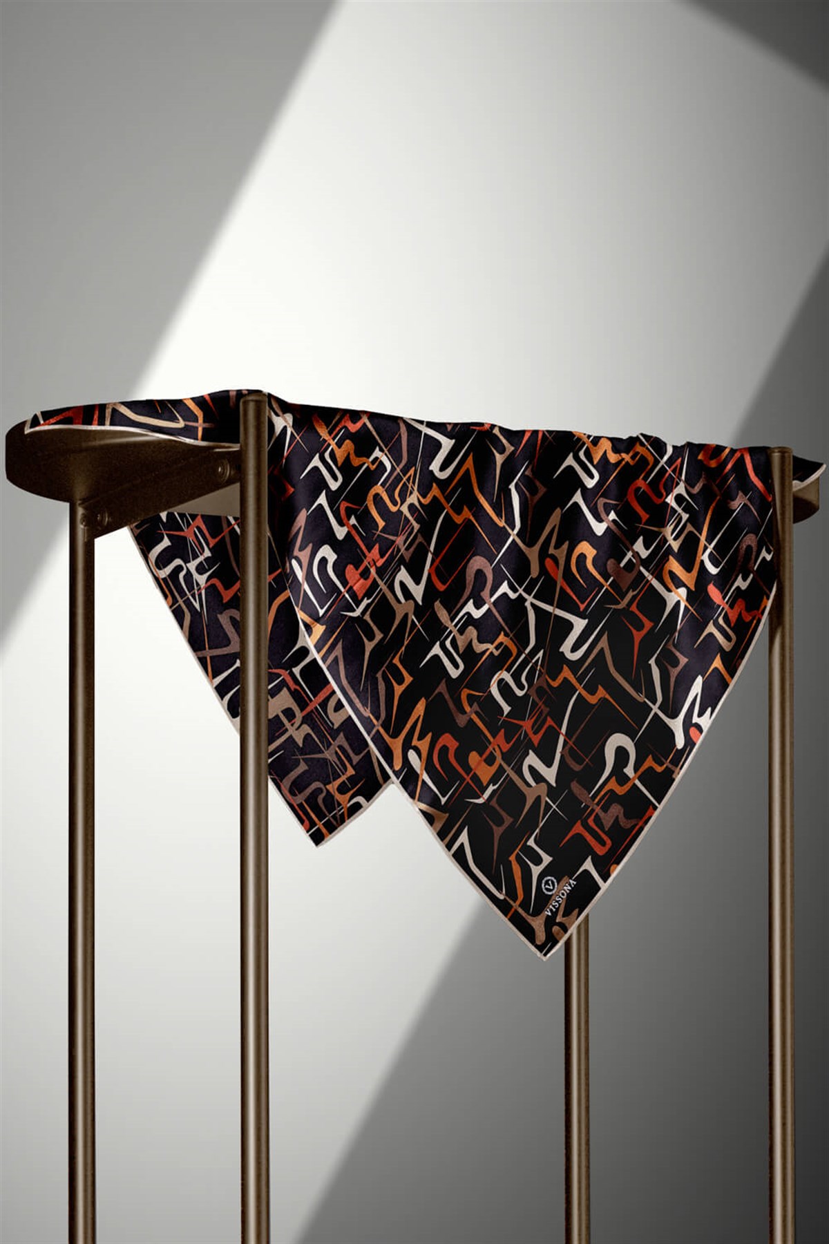 % 57 İPEK % 43 VİSKON Twill İpek Soyut Geometrik Desenli Taba - Sütlü Kahve Renkli 90x90 Eşarp Dikim Şekli : El Dikişi