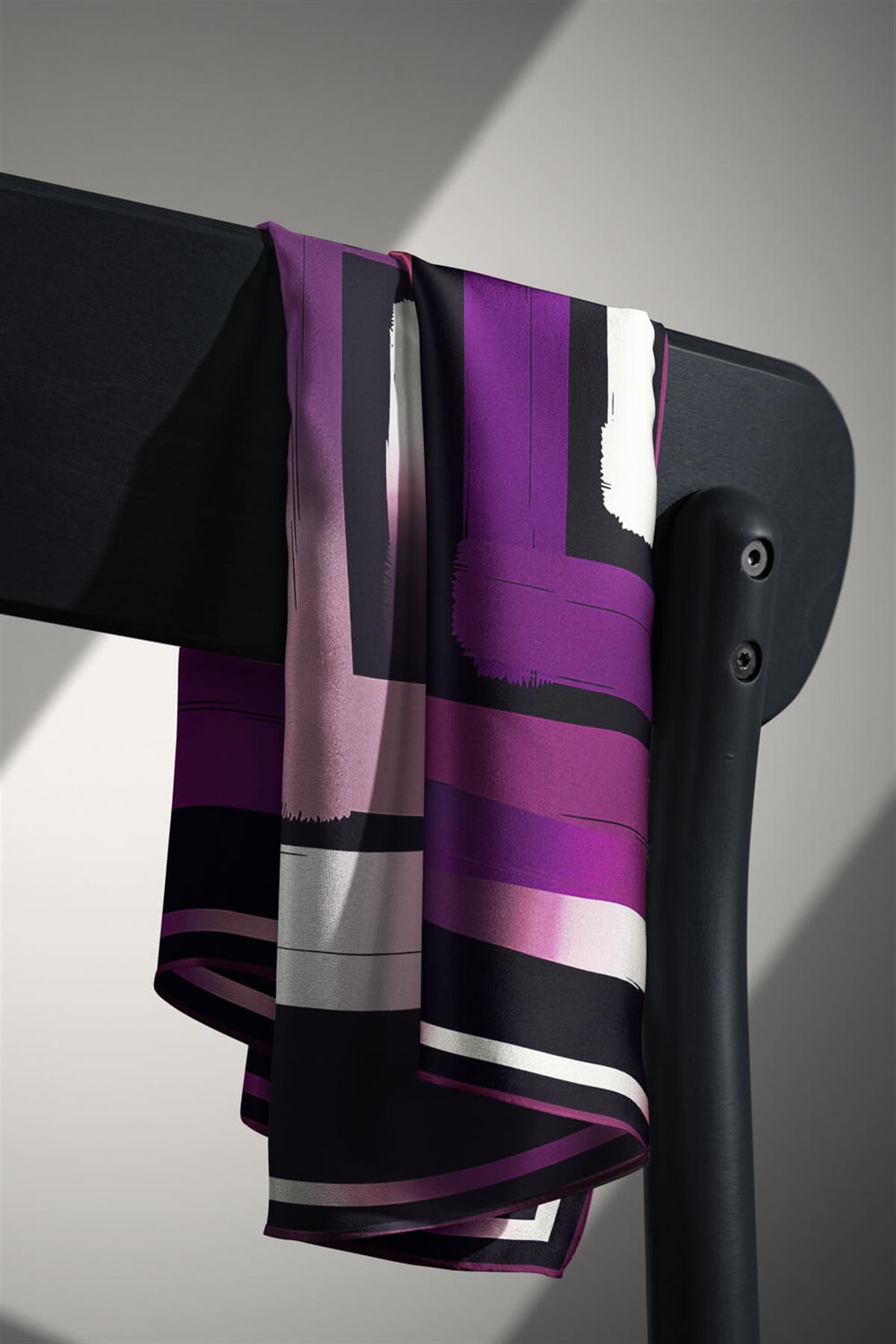 %100 Twill İpek Geometrik Fırça İzi Desenli Siyah - Mürdüm Renkli 90x90 Eşarp Dikim Şekli : El Dikişi