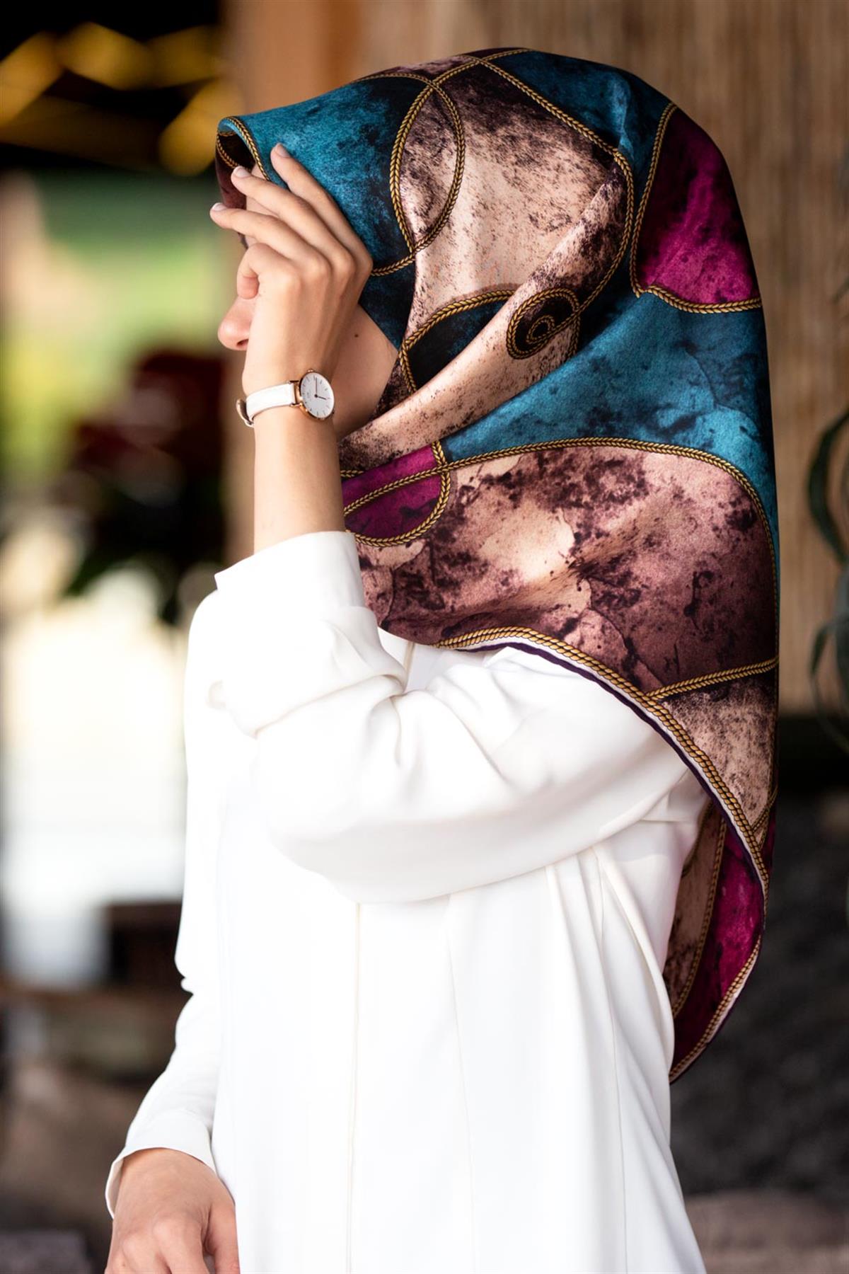 %100 Twill İpek Zincirli Mermer Desenli Mürdüm - Petrol Mavisi Renkli 90x90 Eşarp Dikim Şekli : El Dikişi