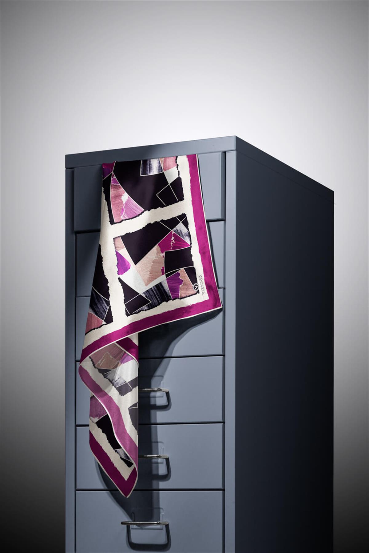 %100 Twill İpek Geometrik Desenli Mürdüm - Somon Renkli 90x90 Eşarp Dikim Şekli : El Dikişi