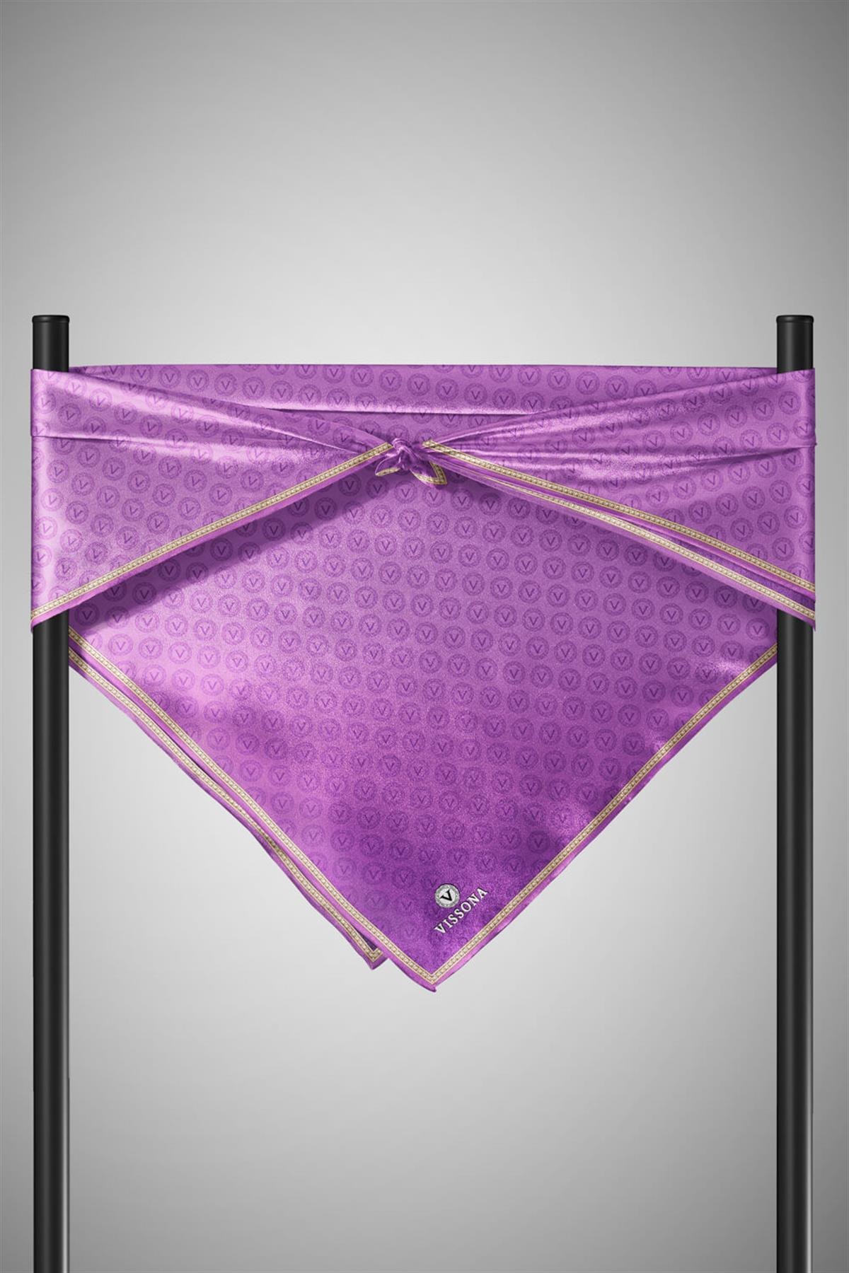 % 57 İPEK % 43 VİSKON Twill İpek Monogram Desenli Mor Renkli 90x90 Eşarp Dikim Şekli : El Dikişi