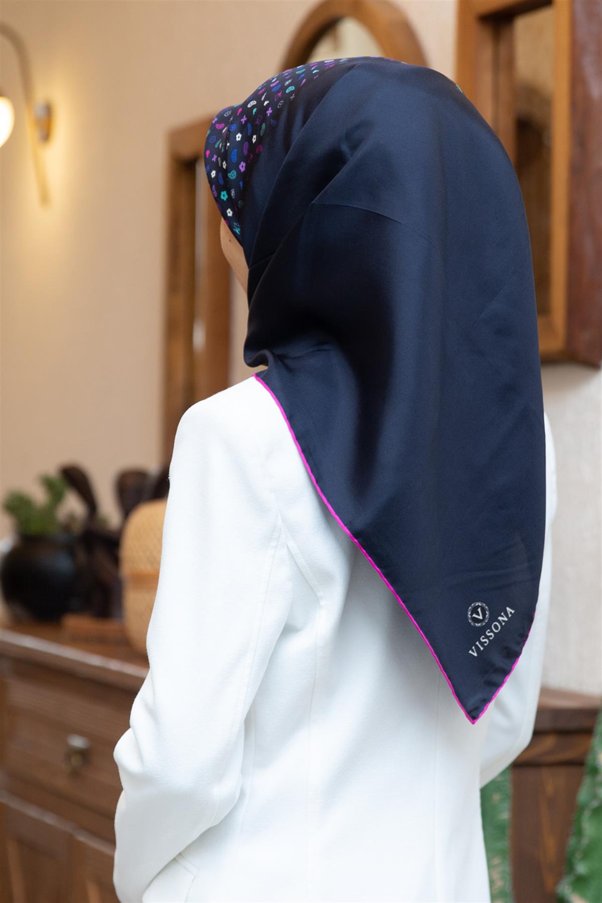 %100 Twill İpek Çıtır Şerit Desenli Lacivert - Fuşya Renkli 90x90 Eşarp Dikim Şekli : El Dikişi