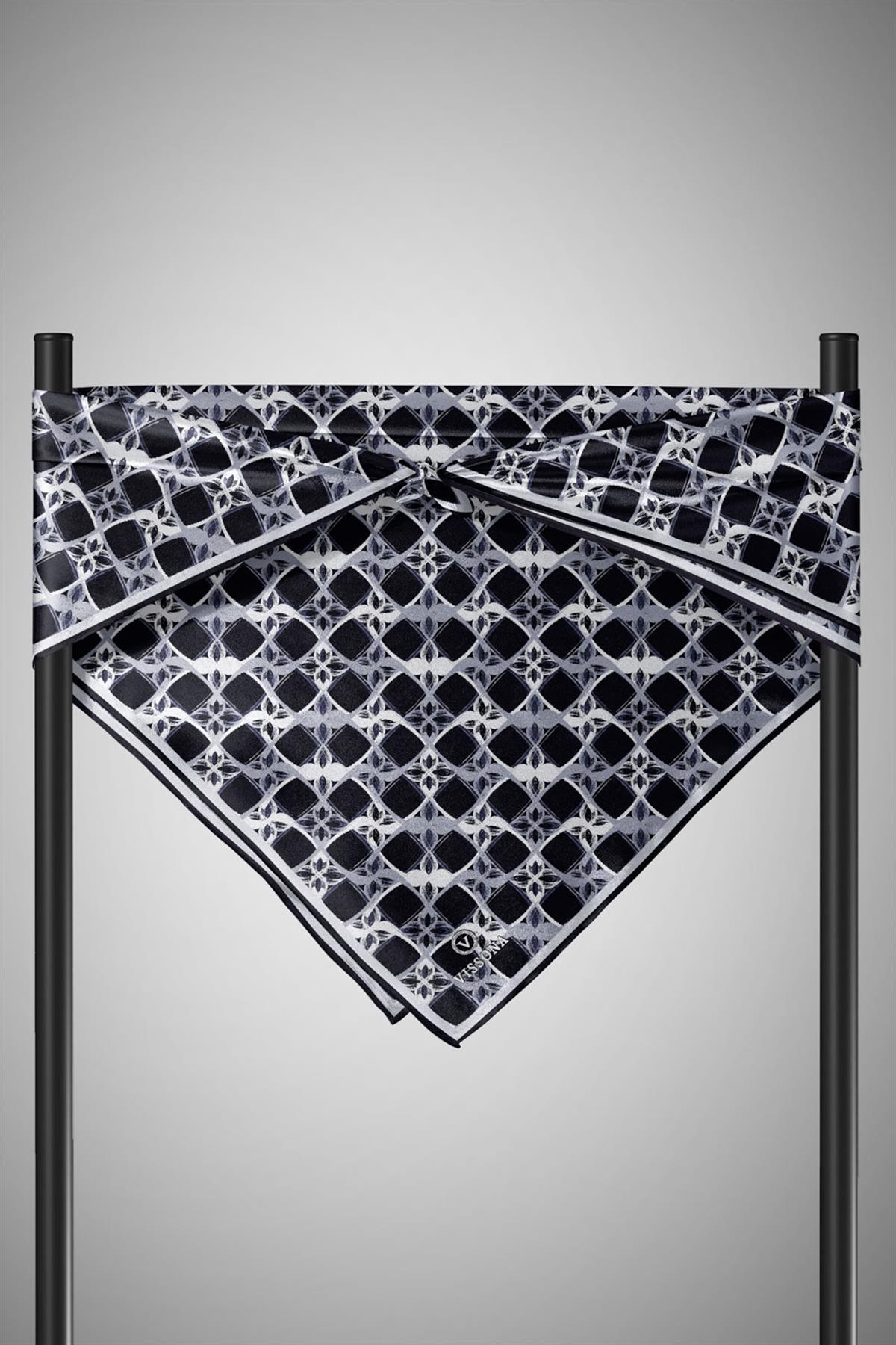 %100 Twill İpek Geometrik Desenli Siyah - Gri Renkli 90x90 Eşarp Dikim Şekli : El Dikişi