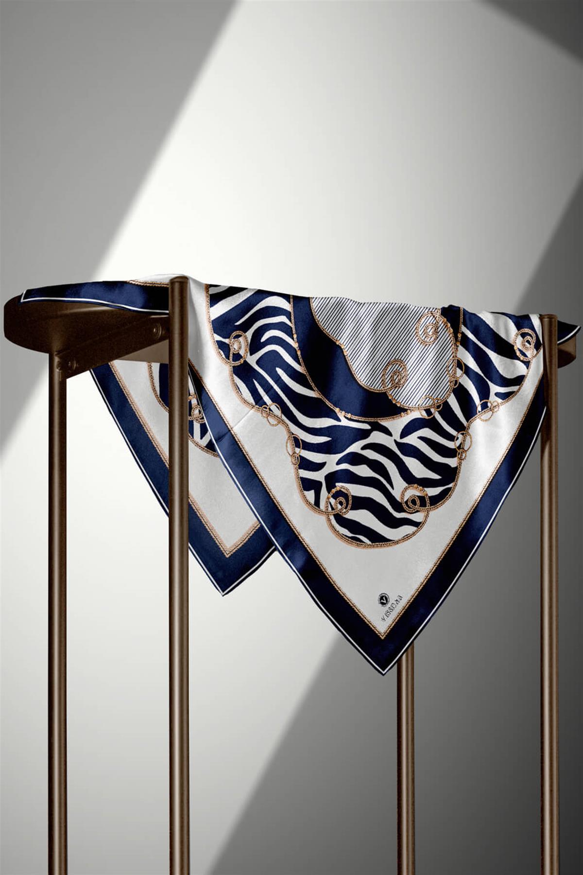 %100 Twill İpek Zincirli Ve Zebra Desenli Lacivert - Krem Renkli 90x90 Eşarp Dikim Şekli : El Dikişi