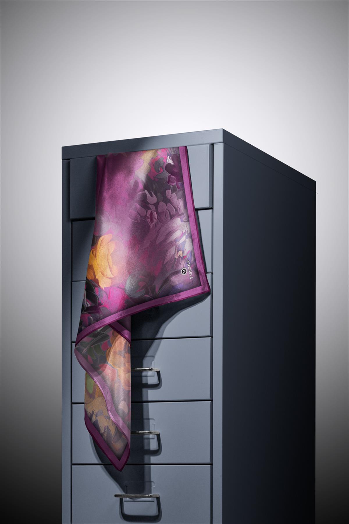 %100 Twill İpek Dumanlı Çiçek Desenli Mürdüm Renkli 90x90 Eşarp Kenar Dikiş Şekli El Dikişli