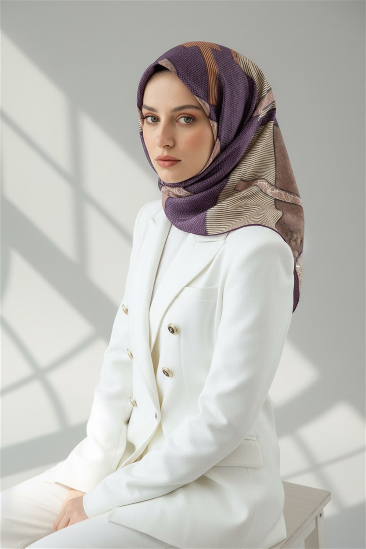 %100 Twill İpek Geometrik Desenli Mürdüm Renkli 90x90 Eşarp Dikim Şekli : El Dikişi