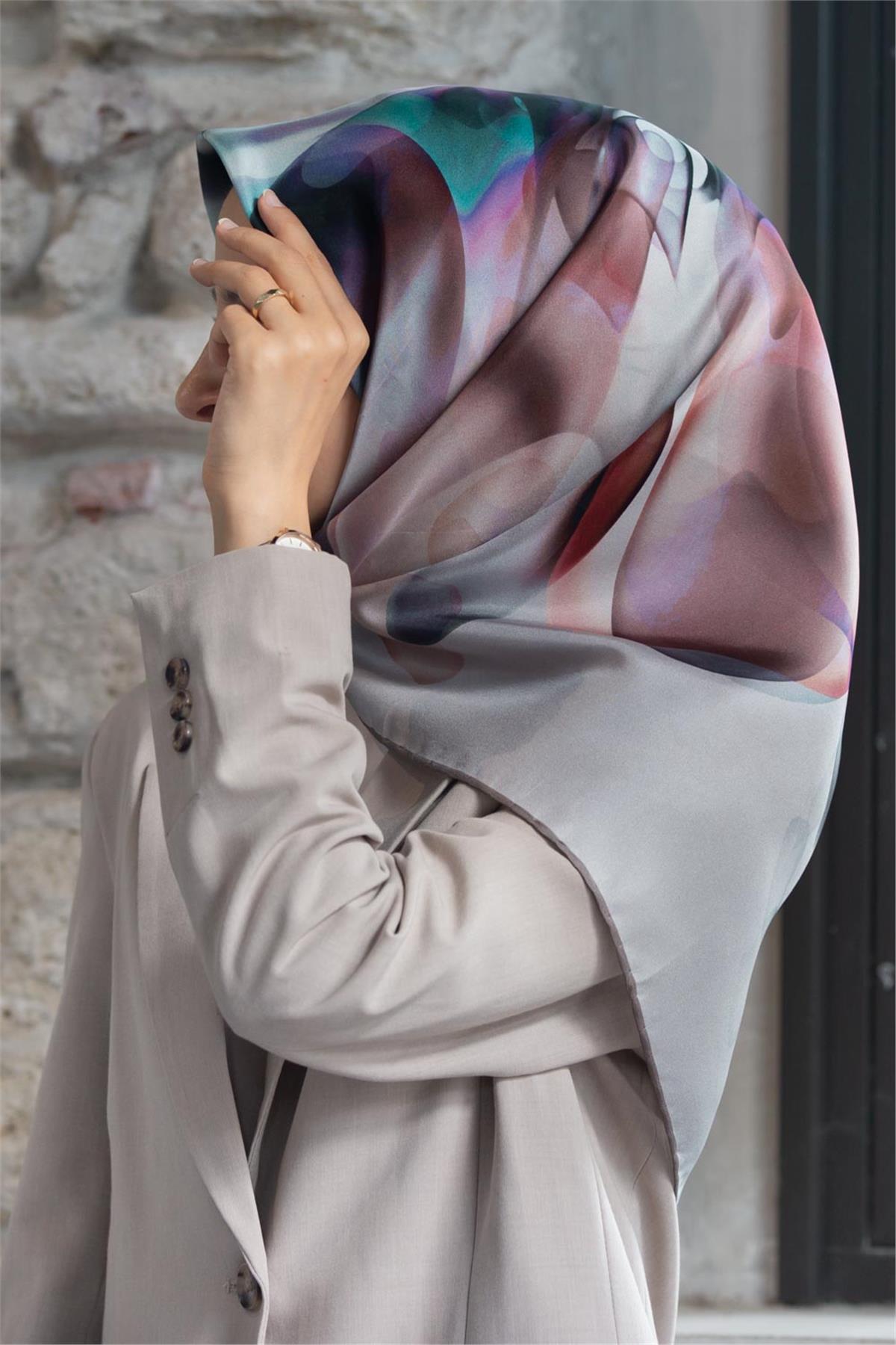 %100 Twill İpek Büyük Çiçek Desenli Gri - Somon Renkli 90x90 Eşarp Dikim Şekli : El Dikişi