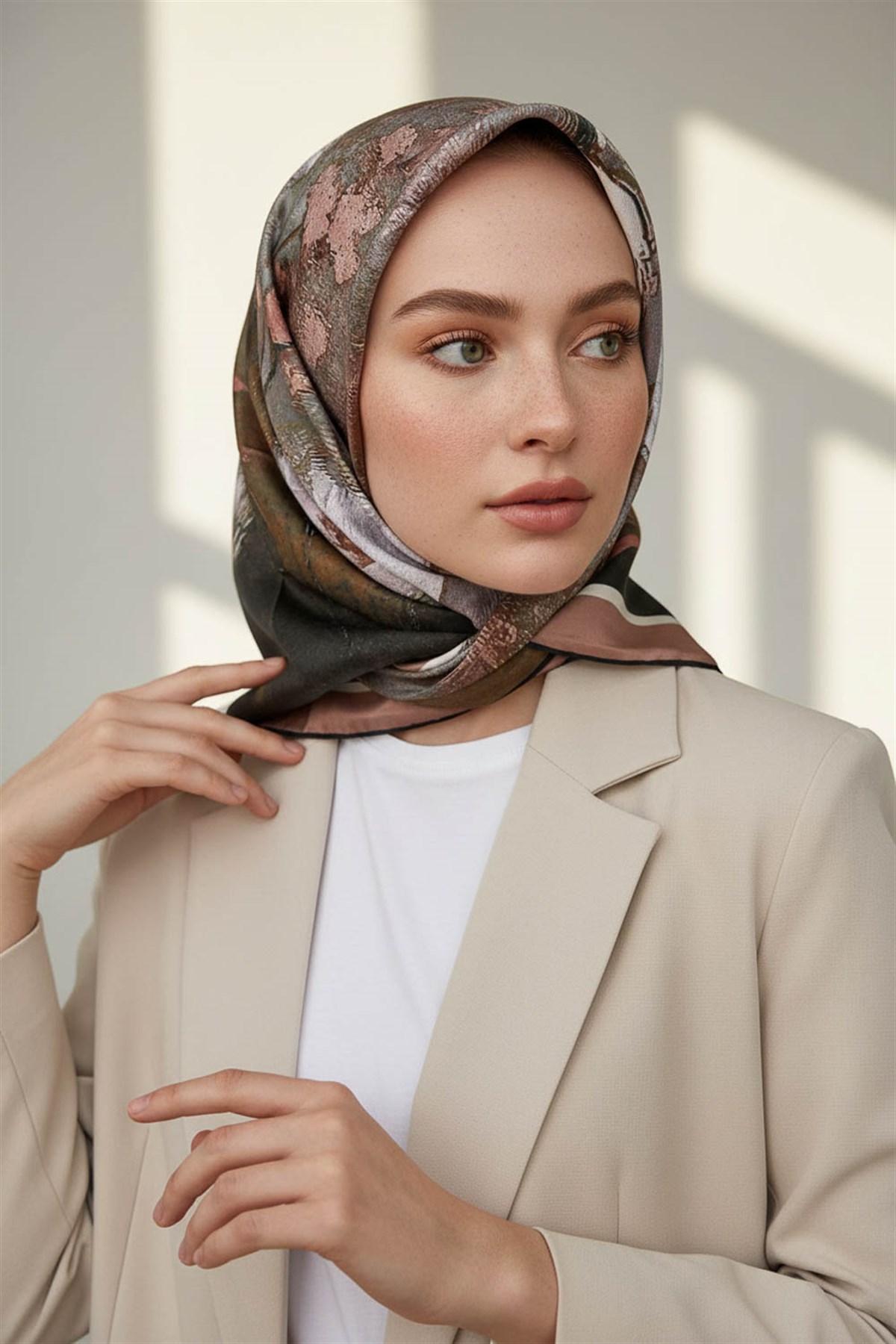%100 Twill İpek Yağlı Boya Çiçek Desenli Bej Renkli 90x90 Eşarp Dikim Şekli : El Dikişi