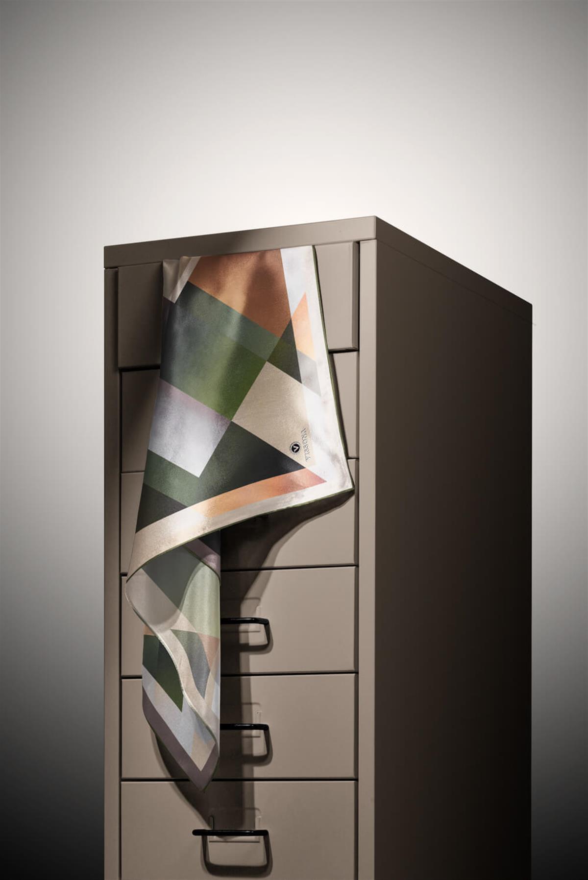 %100 Twill İpek Geometrik Desenli Haki - Bakır Renkli 90x90 Eşarp Dikim Şekli : El Dikişi