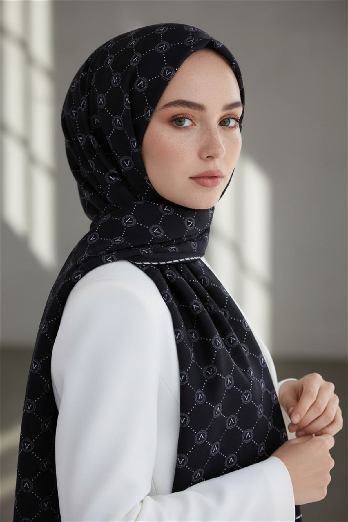 %100 Saf İpek Şal İnce Saten Vual Dokuma V Logo Desenli Siyah - Krem Renkli 90x210 Şal