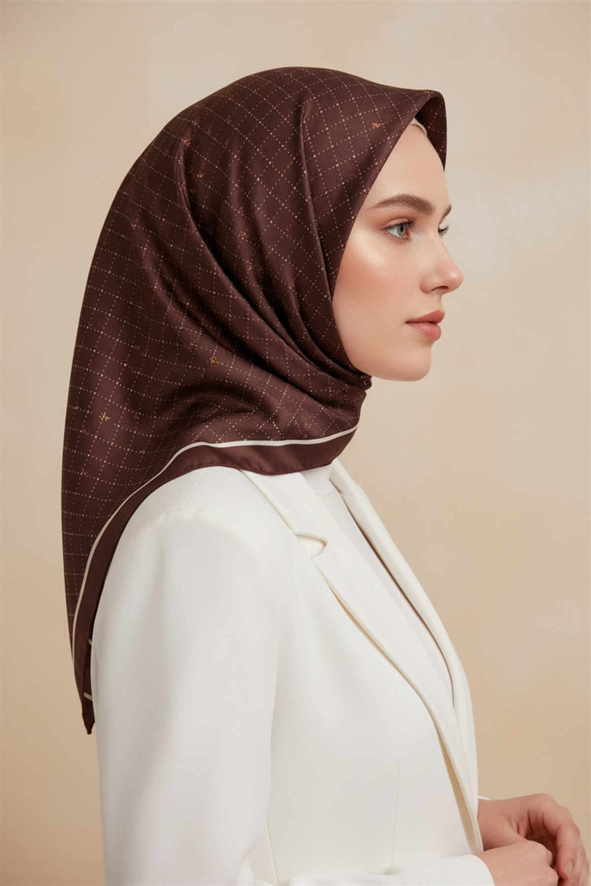 %100 Twill İpek Minik V Desenli Kahverengi Renkli 90x90 Eşarp Dikim Şekli : El Dikişi