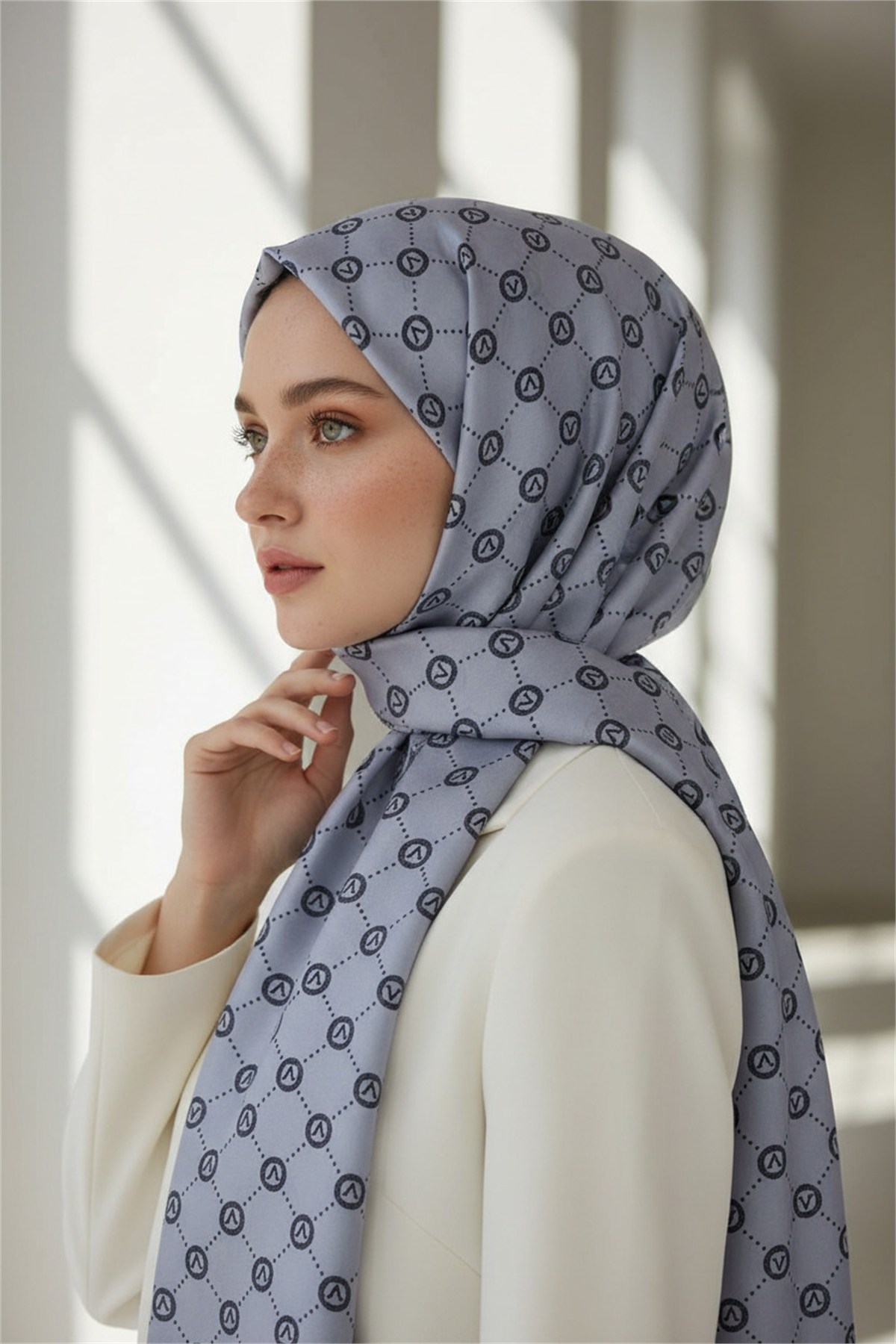 %100 Saf İpek Şal İnce Saten Vual Dokuma V Logo Desenli Gri - Siyah Renkli 90x210 Şal