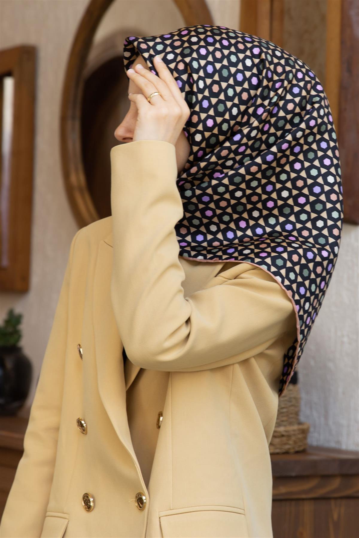 %100 Twill İpek Nokta Desenli Siyah - Bakır Renkli 90x90 Eşarp Dikim Şekli : El Dikişi