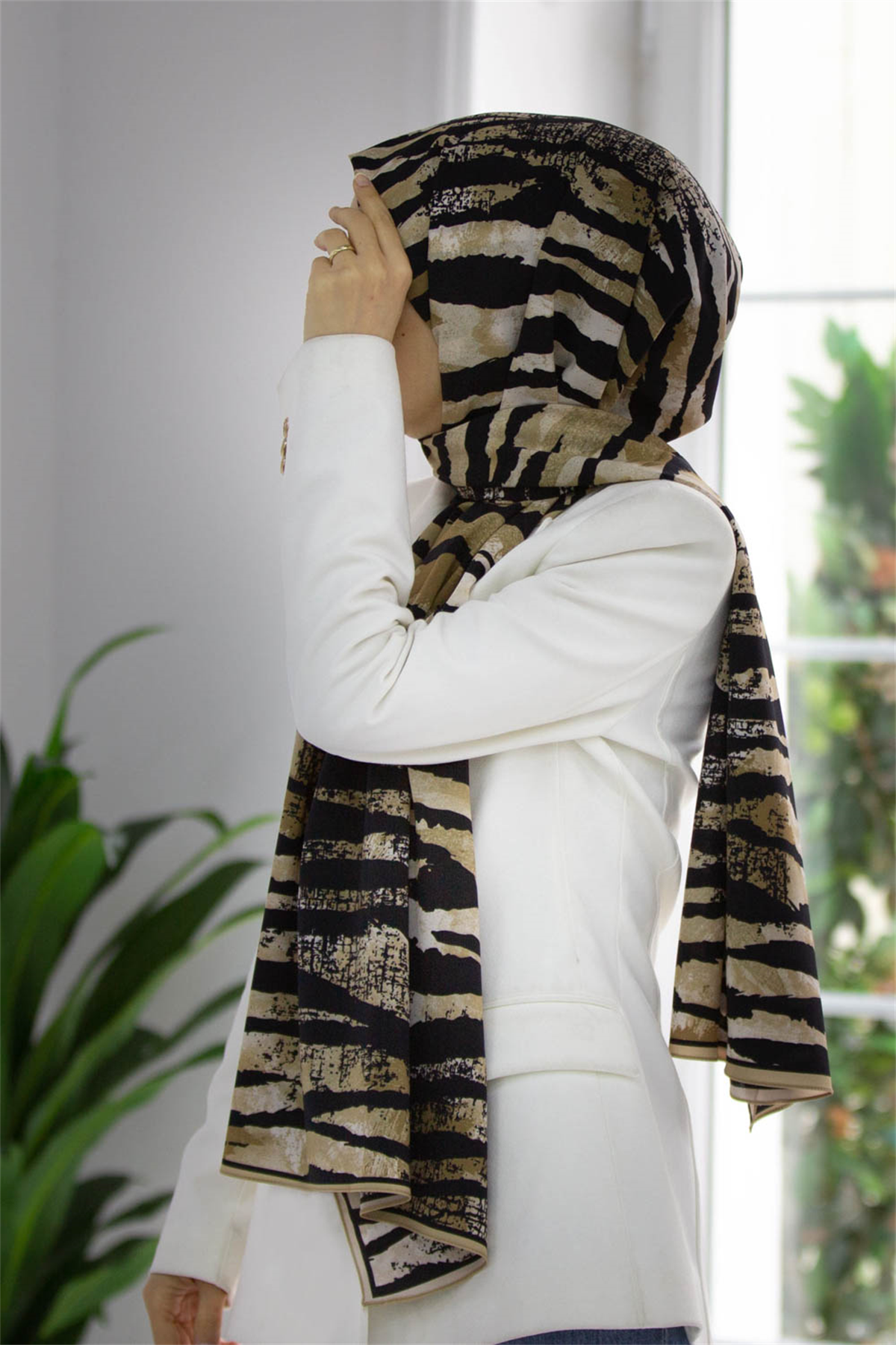 LÜKS MEDİNE İPEĞİ ZEBRA DESENLİ BEJ - SİYAH RENKLİ 75X195 KIRIŞMAZ ŞAL MOSS KREP DİKİŞ TİPİ İTALYAN DİKİŞLİ
